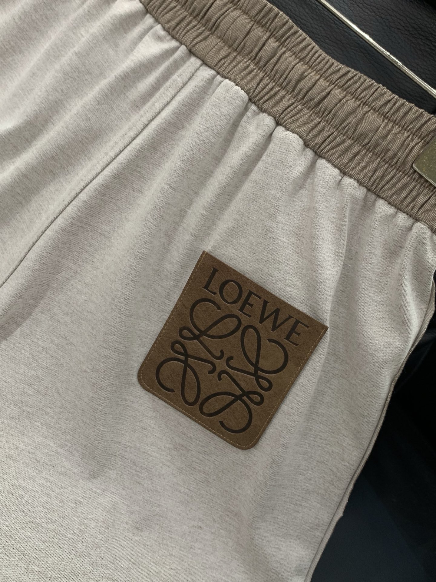 一套，Loewe 罗意威，2026夏季最新款，专柜同步有售，原单狠货，时尚休闲圆领短袖套装，上身很有特点