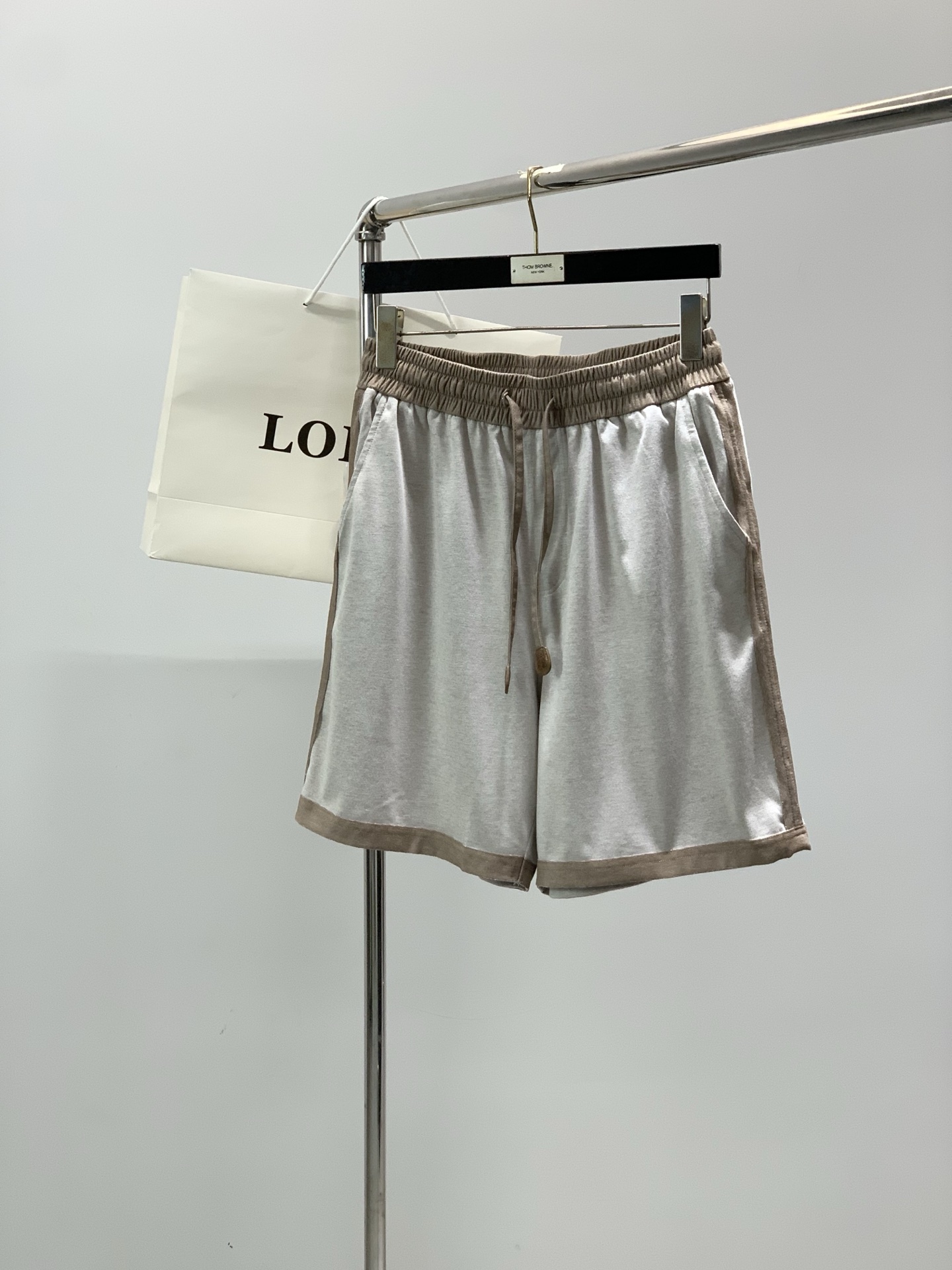 NO:914398,One set, Loewe, the latest model for summer 2026, available at counters simultaneously, original order, fashionable and casual round neck short-sleeved suit, the upper body is very unique!  Eye-catching and bright, imported original fabrics, top-notch printing technology, letter pattern decoration Logo, simple yet fashionable, classic atmosphere, comfortable and breathable, handsome and stylish upper body, 3 colors recommended, size M-3Xl,, loewe, loewe, T-shirt,19860909一套,Loewe 罗意威,2026夏季最新款,专柜同步有售,原单狠货,时尚休闲圆领短袖套装,上身很有特点！吸睛而有亮点,进口原版面料,顶级印花工艺字母图案装饰Logo,简单而不失时尚,经典大气,舒适透气,上身帅气有型,3色推荐,码数M-3Xl,,loewe,loewe,T-shirt,,Men's clothing