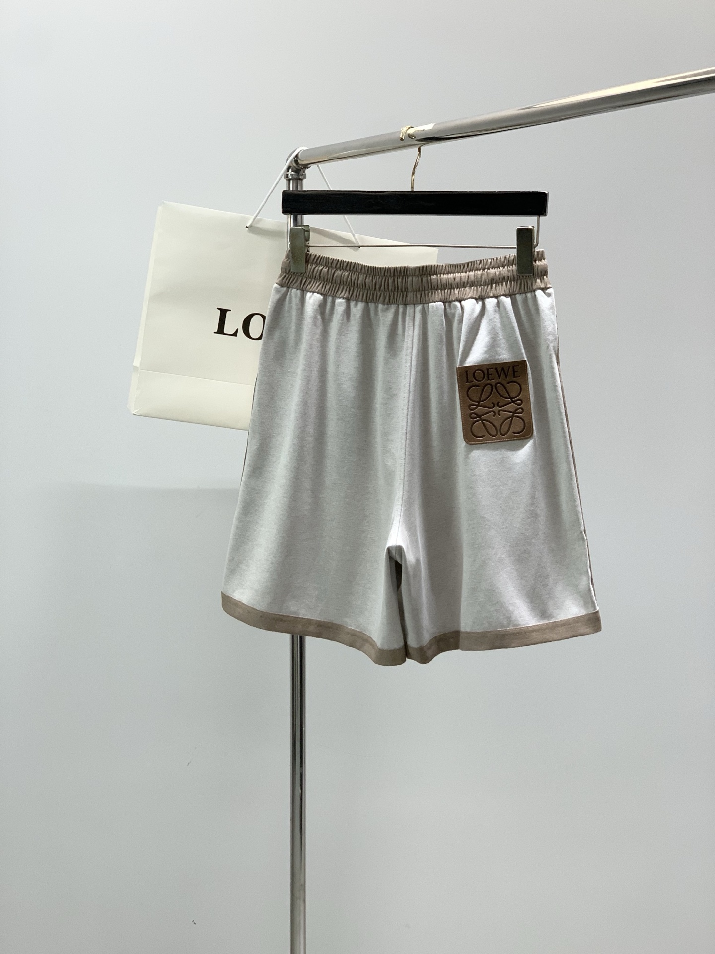 一套，Loewe 罗意威，2026夏季最新款，专柜同步有售，原单狠货，时尚休闲圆领短袖套装，上身很有特点