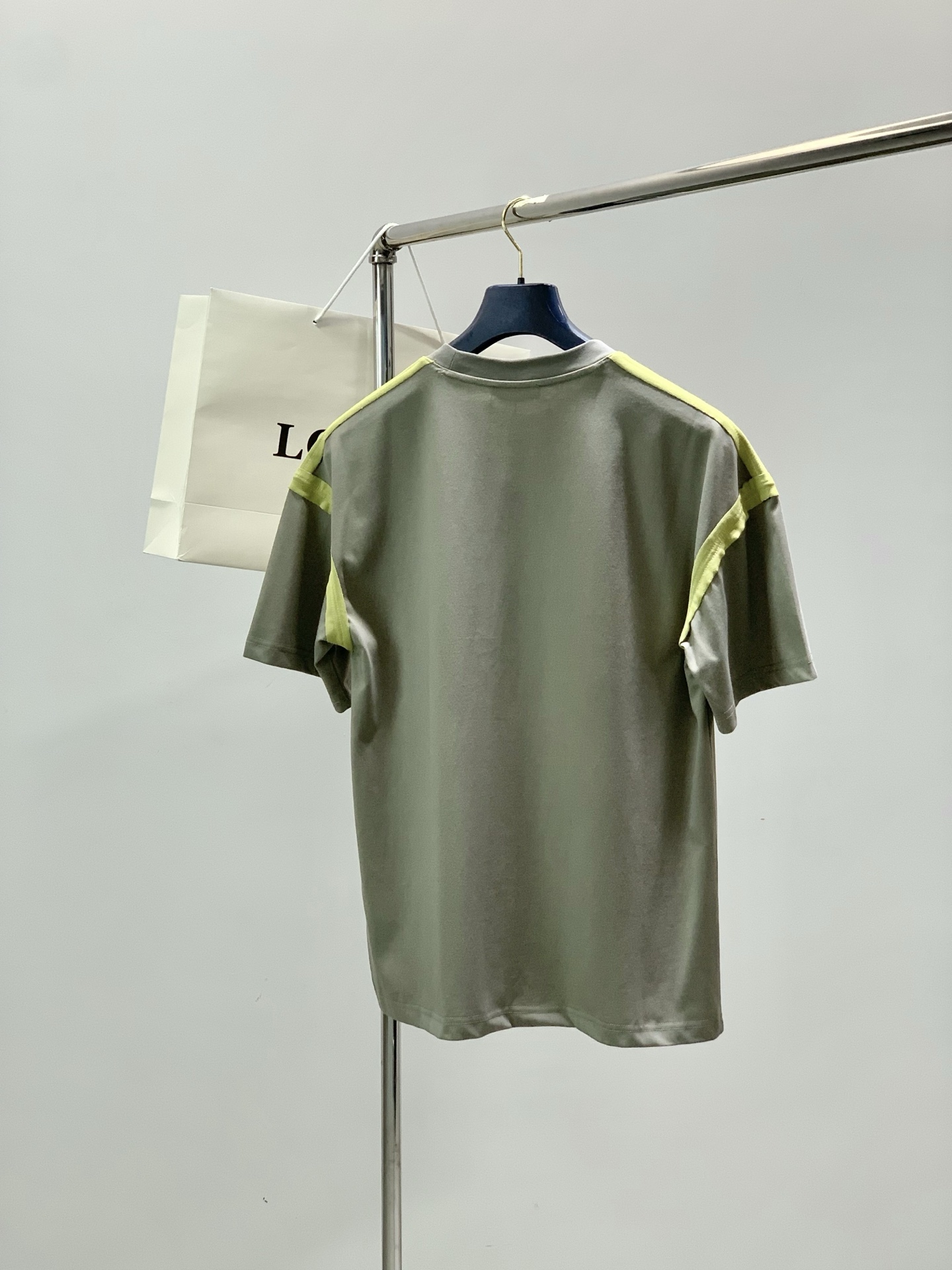 一套，Loewe 罗意威，2026夏季最新款，专柜同步有售，原单狠货，时尚休闲圆领短袖套装，上身很有特点