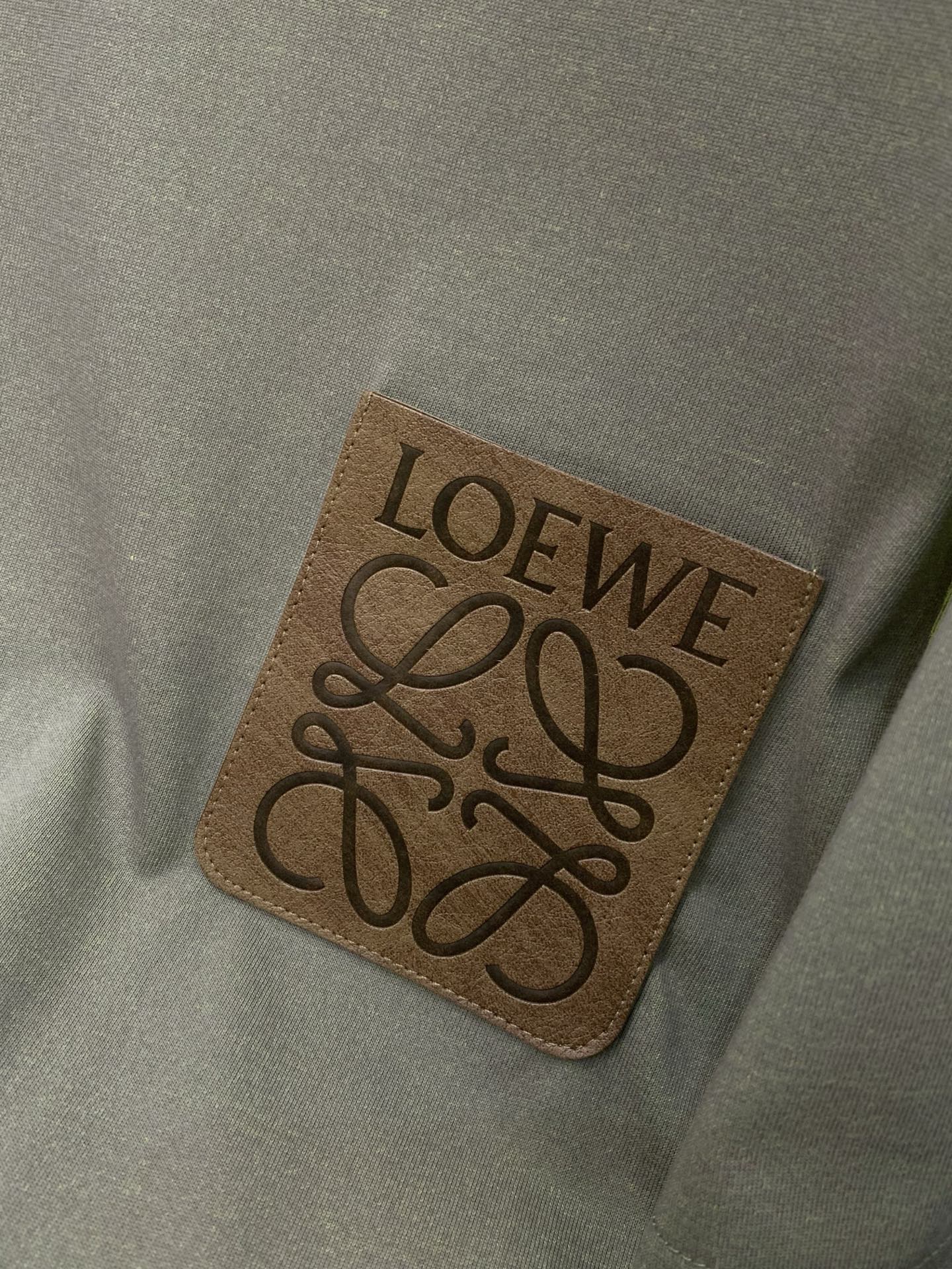 一套，Loewe 罗意威，2026夏季最新款，专柜同步有售，原单狠货，时尚休闲圆领短袖套装，上身很有特点