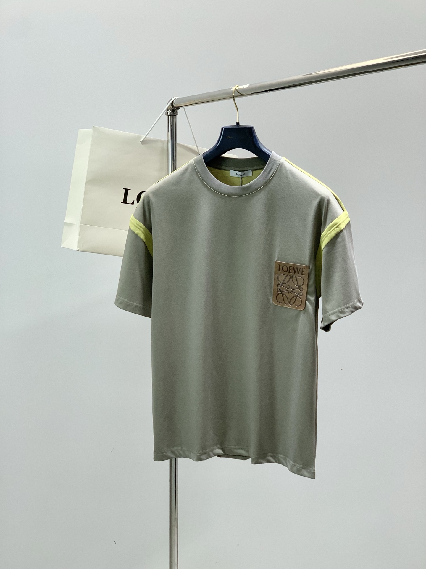 一套，Loewe 罗意威，2026夏季最新款，专柜同步有售，原单狠货，时尚休闲圆领短袖套装，上身很有特点