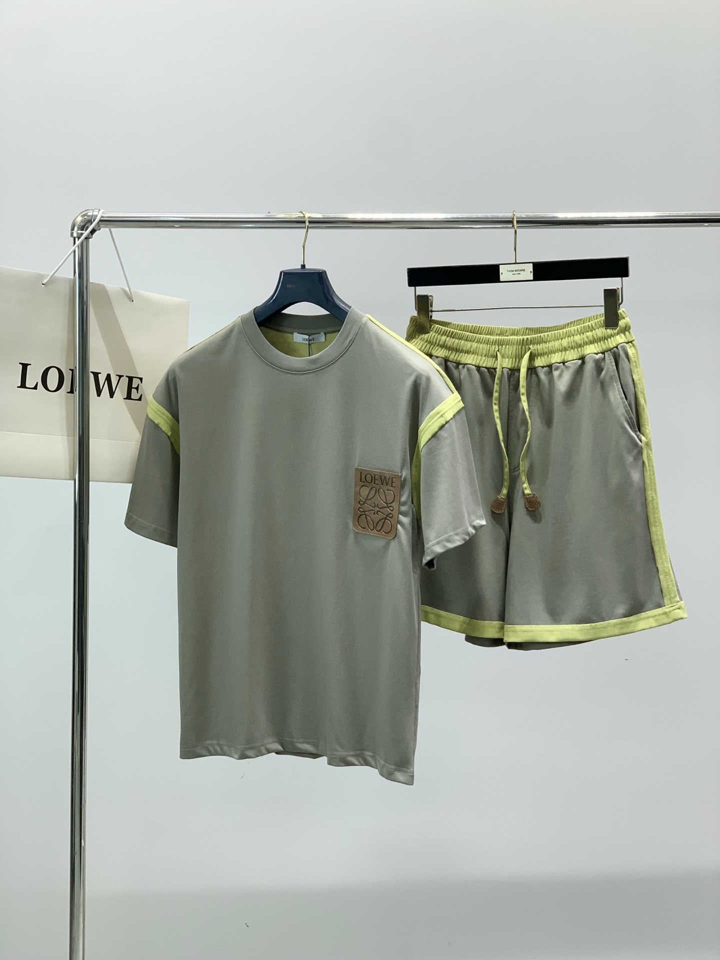 一套，Loewe 罗意威，2026夏季最新款，专柜同步有售，原单狠货，时尚休闲圆领短袖套装，上身很有特点