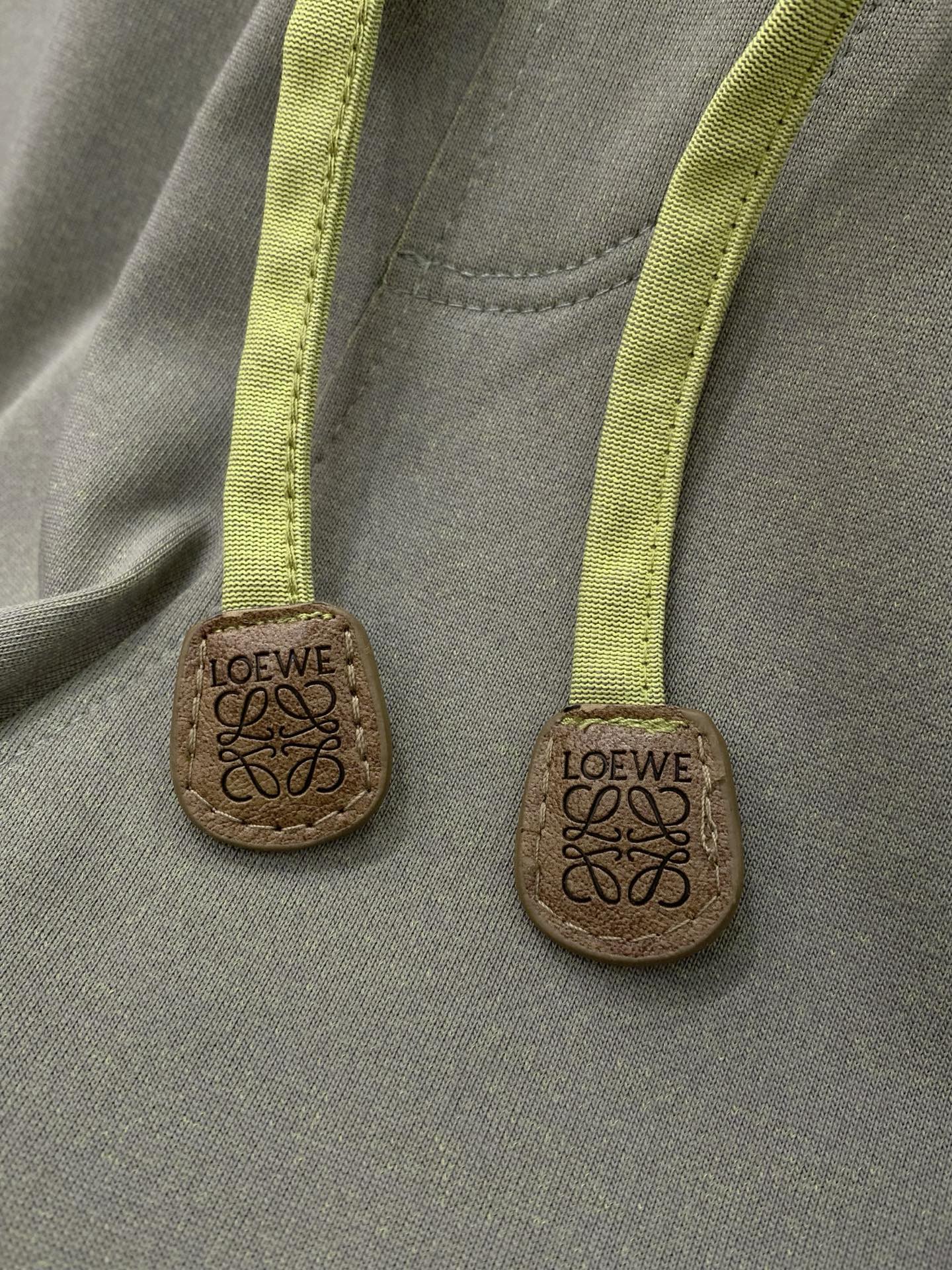 一套，Loewe 罗意威，2026夏季最新款，专柜同步有售，原单狠货，时尚休闲圆领短袖套装，上身很有特点