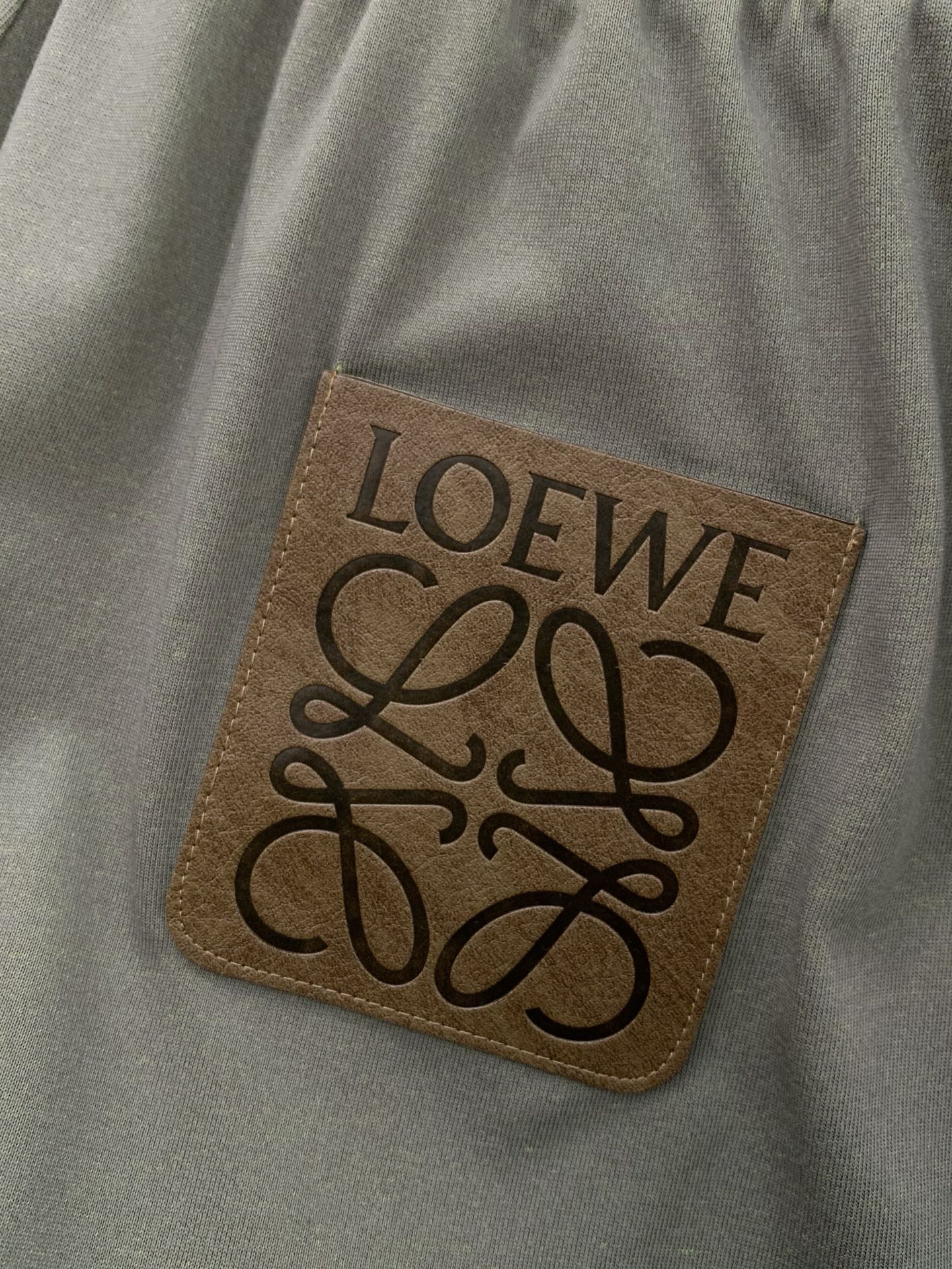 一套，Loewe 罗意威，2026夏季最新款，专柜同步有售，原单狠货，时尚休闲圆领短袖套装，上身很有特点