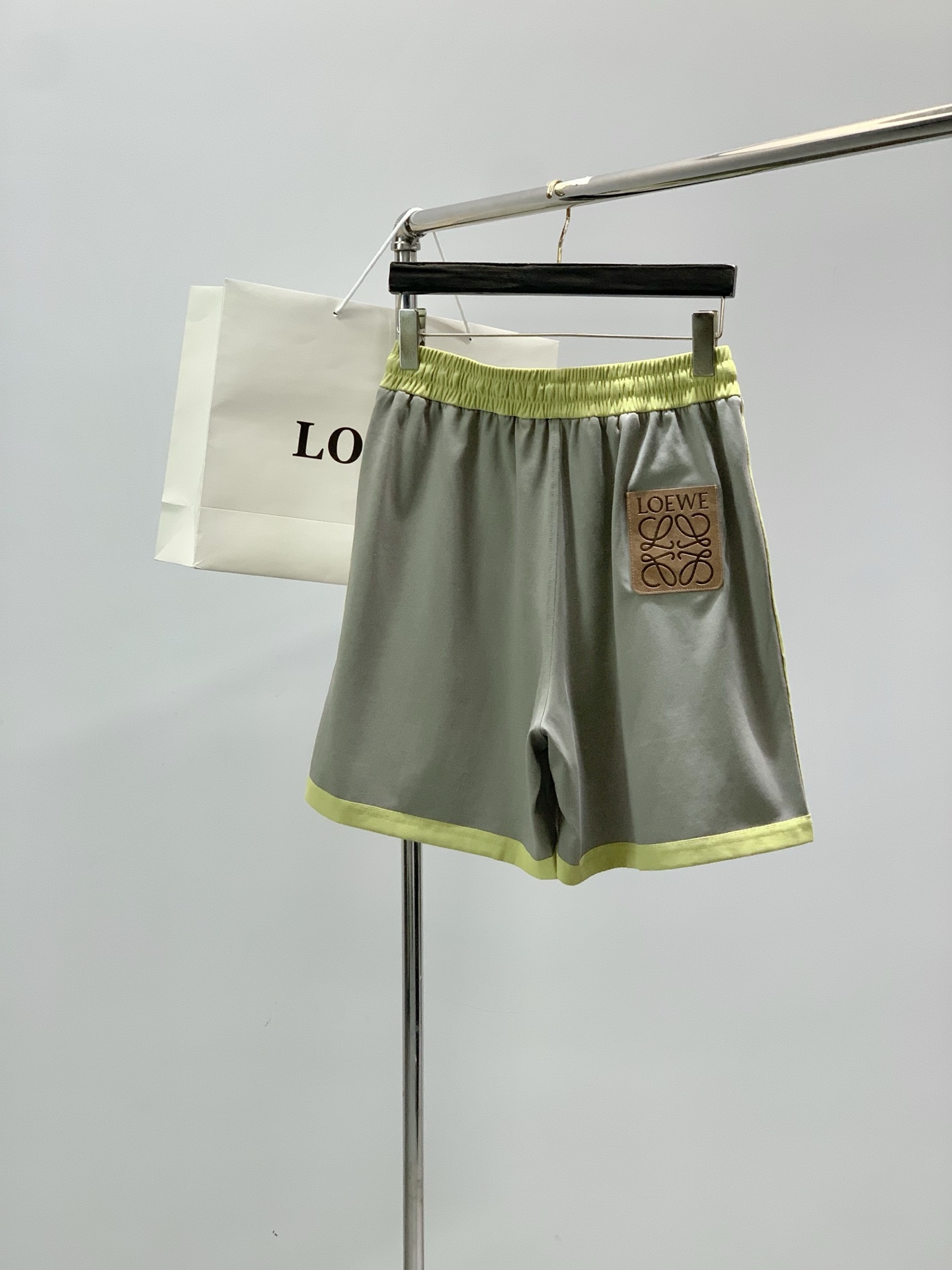 一套，Loewe 罗意威，2026夏季最新款，专柜同步有售，原单狠货，时尚休闲圆领短袖套装，上身很有特点