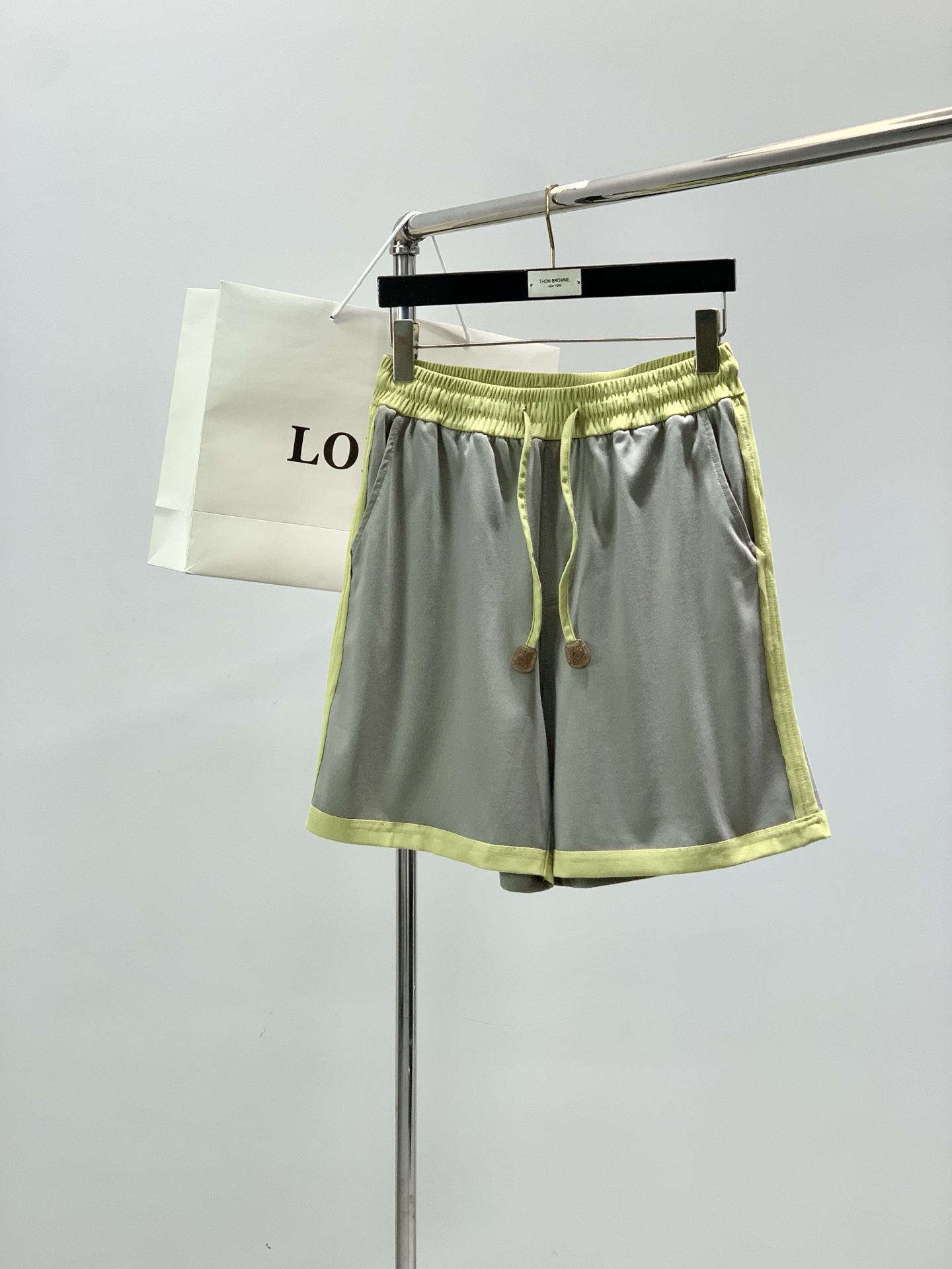 NO:914400,One set, Loewe, the latest model for summer 2026, available at counters simultaneously, original order, fashionable and casual round neck short-sleeved suit, the upper body is very unique!  Eye-catching and bright, imported original fabrics, top-notch printing technology, letter pattern decoration Logo, simple yet fashionable, classic atmosphere, comfortable and breathable, handsome and stylish upper body, 3 colors recommended, size M-3Xl,, loewe, loewe, T-shirt,19860909一套,Loewe 罗意威,2026夏季最新款,专柜同步有售,原单狠货,时尚休闲圆领短袖套装,上身很有特点！吸睛而有亮点,进口原版面料,顶级印花工艺字母图案装饰Logo,简单而不失时尚,经典大气,舒适透气,上身帅气有型,3色推荐,码数M-3Xl,,loewe,loewe,T-shirt,,Men's clothing