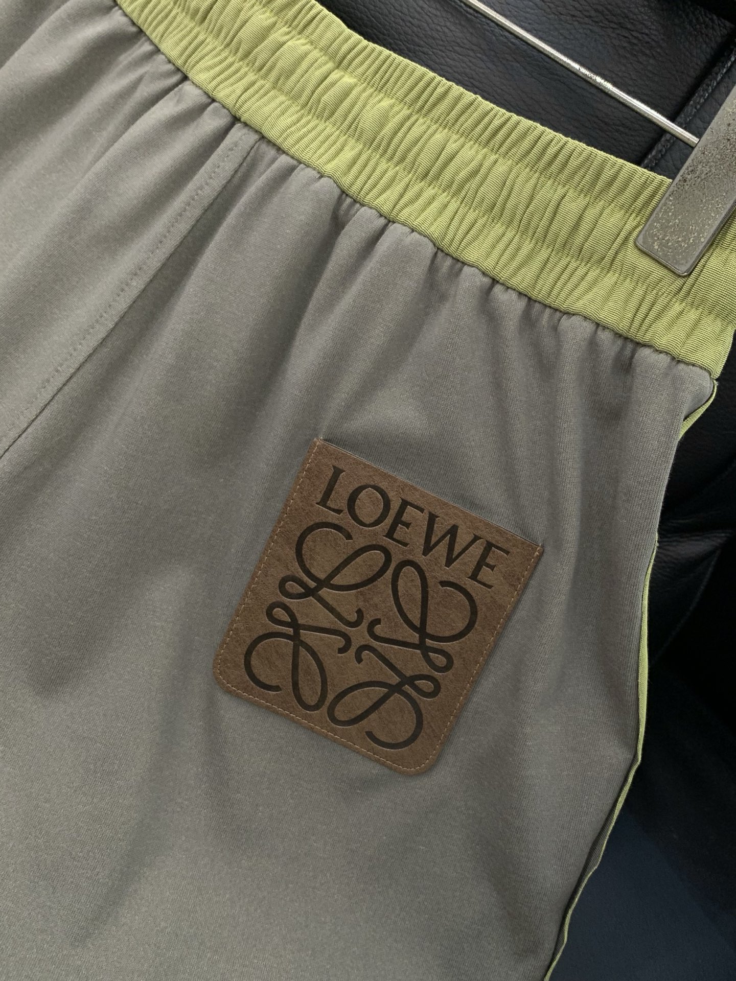 一套，Loewe 罗意威，2026夏季最新款，专柜同步有售，原单狠货，时尚休闲圆领短袖套装，上身很有特点