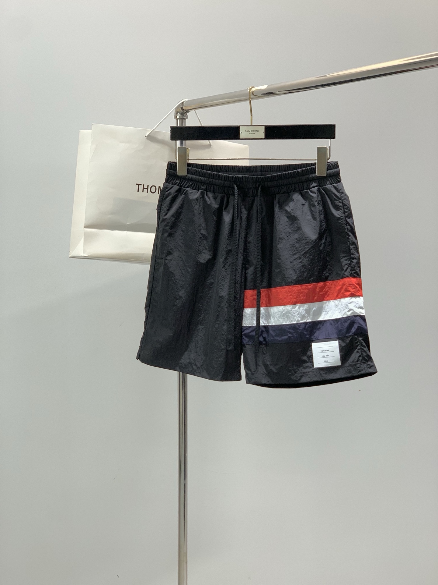 NO:914399,, Tom Browne Tom. Brown, the latest 2026 summer product, available at counters simultaneously, original order, fashionable casual shorts, the upper body is very unique!  Eye-catching and bright, imported original fabric, skin-friendly and breathable, top-notch printed letter pattern logo, original hardware accessories decoration, simple yet fashionable, extremely high-grade, extremely handsome upper body, 4 colors recommended, code number 1-4,,thom browne, tom ford, shorts,19860909,Tom Browne 汤姆.布朗,2026夏季最新品,专柜同步有售,原单狠货,时尚休闲短裤,上身很有特点！吸睛而有亮点,进口原版面料,亲肤透气,顶级印花工艺字母图案logo,原版五金辅料装饰,简单而不失时尚,档次极高,上身帅到爆,4色推荐,码数1-4,,thom browne,tom ford,shorts,,Men's clothing