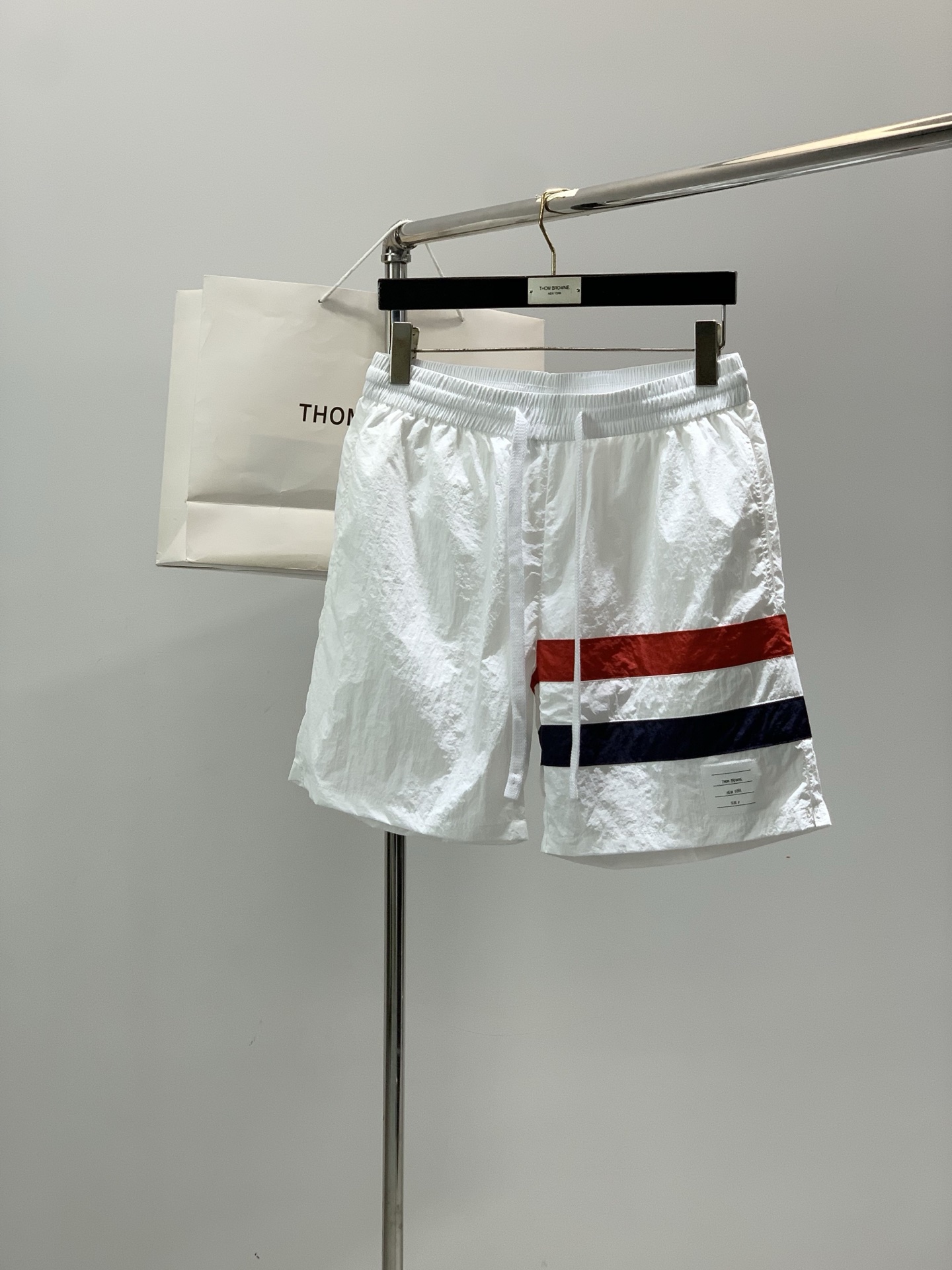 NO:914397,, Tom Browne Tom. Brown, the latest 2026 summer product, available at counters simultaneously, original order, fashionable casual shorts, the upper body is very unique!  Eye-catching and bright, imported original fabric, skin-friendly and breathable, top-notch printed letter pattern logo, original hardware accessories decoration, simple yet fashionable, extremely high-grade, extremely handsome upper body, 4 colors recommended, code number 1-4,,thom browne, tom ford, shorts,19860909,Tom Browne 汤姆.布朗,2026夏季最新品,专柜同步有售,原单狠货,时尚休闲短裤,上身很有特点！吸睛而有亮点,进口原版面料,亲肤透气,顶级印花工艺字母图案logo,原版五金辅料装饰,简单而不失时尚,档次极高,上身帅到爆,4色推荐,码数1-4,,thom browne,tom ford,shorts,,Men's clothing