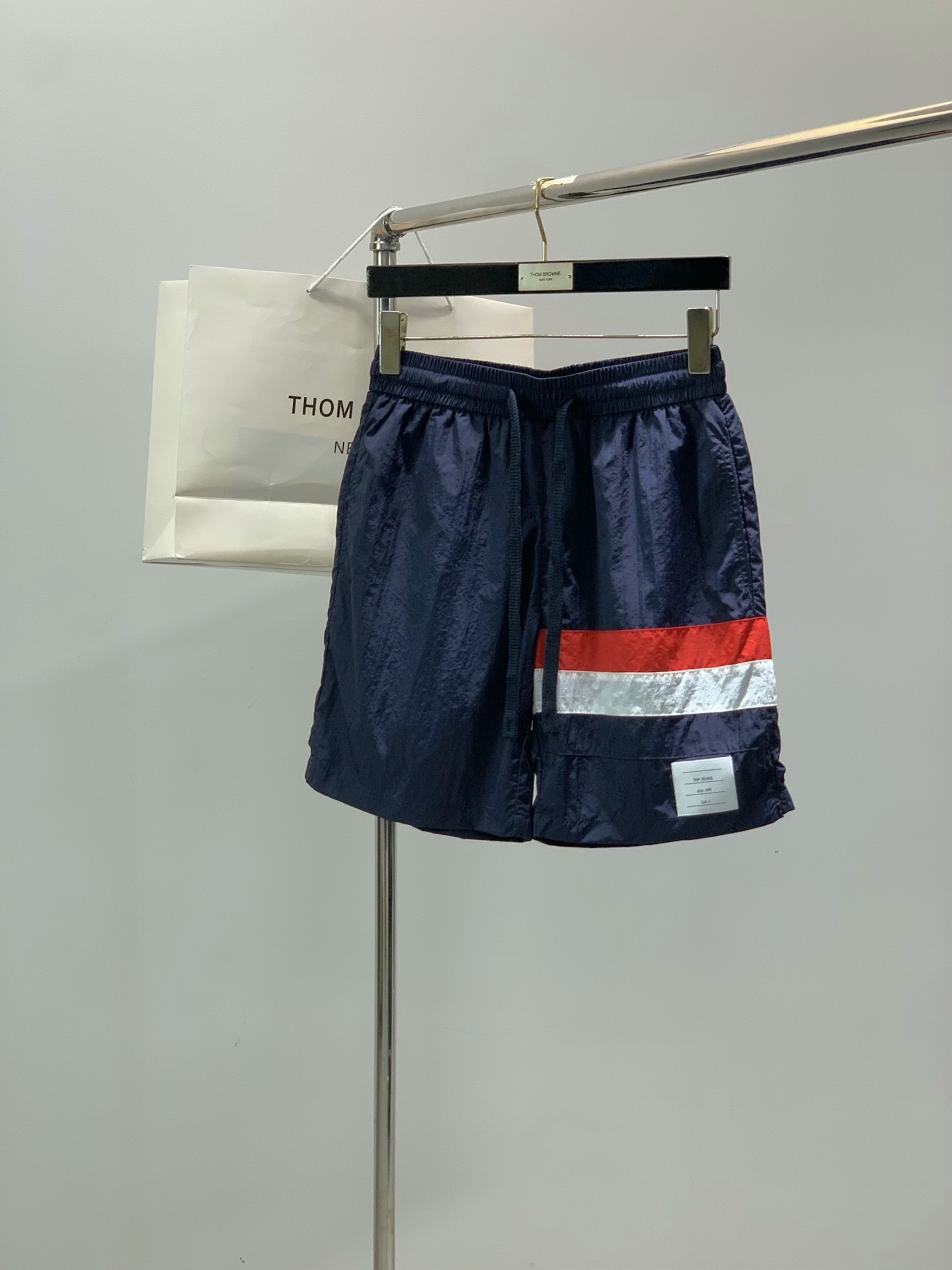NO:914395,, Tom Browne Tom. Brown, the latest 2026 summer product, available at counters simultaneously, original order, fashionable casual shorts, the upper body is very unique!  Eye-catching and bright, imported original fabric, skin-friendly and breathable, top-notch printed letter pattern logo, original hardware accessories decoration, simple yet fashionable, extremely high-grade, extremely handsome upper body, 4 colors recommended, code number 1-4,,thom browne, tom ford, shorts,19860909,Tom Browne 汤姆.布朗,2026夏季最新品,专柜同步有售,原单狠货,时尚休闲短裤,上身很有特点！吸睛而有亮点,进口原版面料,亲肤透气,顶级印花工艺字母图案logo,原版五金辅料装饰,简单而不失时尚,档次极高,上身帅到爆,4色推荐,码数1-4,,thom browne,tom ford,shorts,,Men's clothing