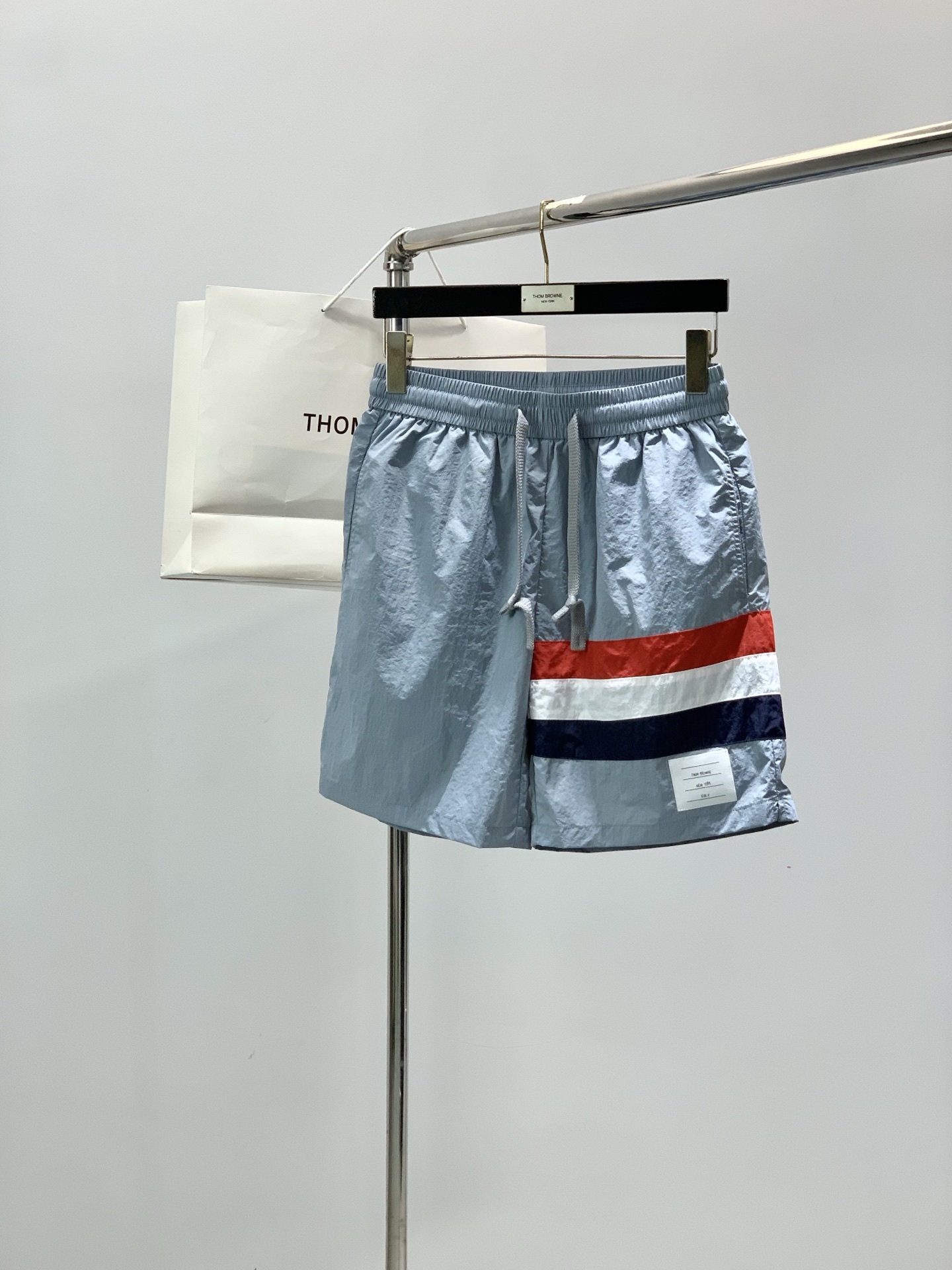 NO:914393,, Tom Browne Tom. Brown, the latest 2026 summer product, available at counters simultaneously, original order, fashionable casual shorts, the upper body is very unique!  Eye-catching and bright, imported original fabric, skin-friendly and breathable, top-notch printed letter pattern logo, original hardware accessories decoration, simple yet fashionable, extremely high-grade, extremely handsome upper body, 4 colors recommended, code number 1-4,,thom browne, tom ford, shorts,19860909,Tom Browne 汤姆.布朗,2026夏季最新品,专柜同步有售,原单狠货,时尚休闲短裤,上身很有特点！吸睛而有亮点,进口原版面料,亲肤透气,顶级印花工艺字母图案logo,原版五金辅料装饰,简单而不失时尚,档次极高,上身帅到爆,4色推荐,码数1-4,,thom browne,tom ford,shorts,,Men's clothing