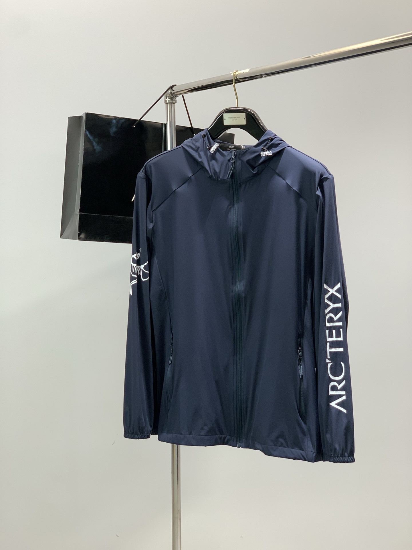 NO:914383,, ARCTERYX, 2026 summer AW new product, fashionable casual hooded sun protection jacket, available at counters, original goods, imported original fabrics, extremely complex craftsmanship, very elegant and fashionable, noble and elegant, from the main fabric to the detailed craftsmanship, highlighting the ingenuity of fashion, 2 colors recommended, size M-3XL, arc'teryx, jackets & coats, hats,19860909,ARCTERYX 始祖鸟,2026夏季AW新品,时尚休闲连帽防晒服外套,专柜同步有售,原单狠货,进口原版面料,工艺极度复杂,视觉相当雅致时髦,高贵而优雅,从主体面料到细节工艺,彰显时装的匠心所在,2色推荐,码数M-3XL,arc'teryx,jackets & coats,hats,,Men's clothing