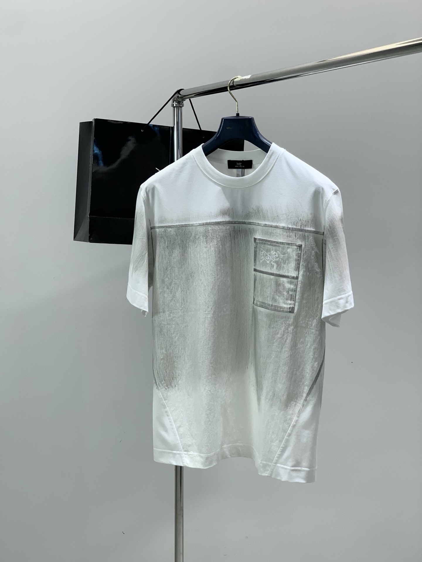 NO:914387,, ARCTERYX Arc'teryx, 2026 summer AW new product, fashionable and casual round neck short-sleeved T-shirt, available at counters simultaneously, original goods, imported original fabrics, extremely complex craftsmanship, visually very elegant and fashionable, noble and elegant, from the main fabric to the detailed craftsmanship, highlighting the ingenuity of fashion, 2 colors recommended, size M-3XL, arc'teryx, T-shirt, tees, t-shirt,19860909,ARCTERYX 始祖鸟,2026夏季AW新品,时尚休闲圆领短袖T恤,专柜同步有售,原单狠货,进口原版面料,工艺极度复杂,视觉相当雅致时髦,高贵而优雅,从主体面料到细节工艺,彰显时装的匠心所在,2色推荐,码数M-3XL,arc'teryx,T-shirt,tees，t-shirt,,Men's clothing