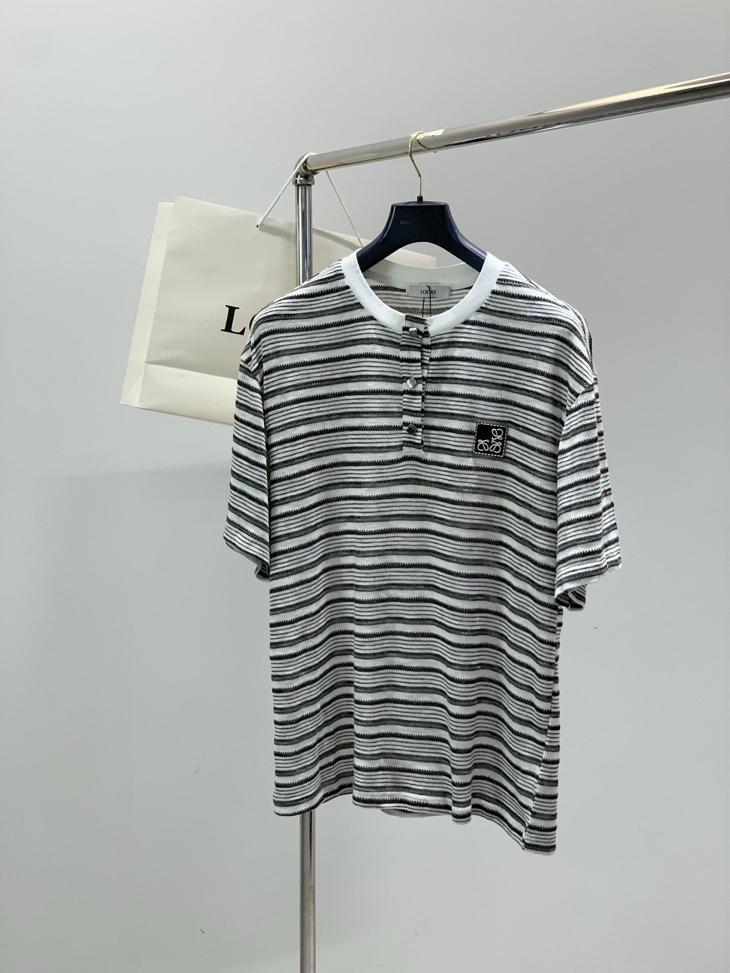 NO:914380,, Loewe, the latest model for summer 2026, available at counters simultaneously, original order, fashionable and casual knitted round neck short-sleeved T-shirt, the upper body is very unique!  Eye-catching and bright, imported original fabrics, top embroidery craftsmanship letter pattern decoration Logo, simple yet fashionable, classic atmosphere, comfortable and breathable, handsome and stylish upper body, size M-XL,, loewe, loewe, T-shirt, tees, t-shirt,19860909,Loewe 罗意威,2026夏季最新款,专柜同步有售,原单狠货,时尚休闲针织圆领短袖T恤,上身很有特点！吸睛而有亮点,进口原版面料,顶级刺绣工艺字母图案装饰Logo,简单而不失时尚,经典大气,舒适透气,上身帅气有型,码数M-XL,,loewe,loewe,T-shirt,tees，t-shirt,,Men's clothing