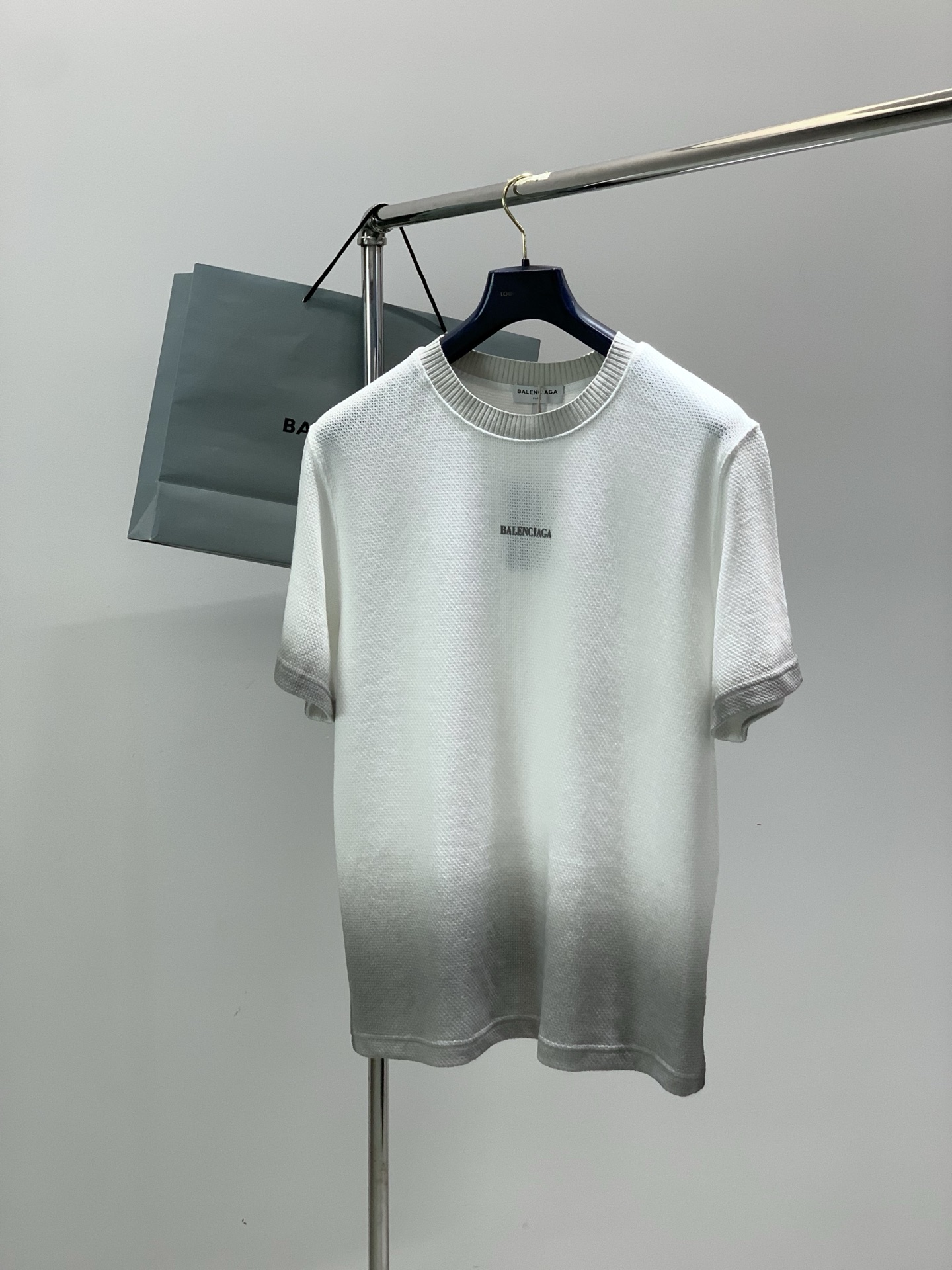 NO:914377,, Balenciaga Balenciaga, the latest model for summer 2026, available at the counter simultaneously, original order, popular fashion casual knitted round neck short-sleeved T-shirt, imported original fabric, unique design, top-notch printing technology letter pattern decorative logo, simple and fashionable, handsome upper body, complete three labels, M-3XL,, balenciaga, balenciaga, T-shirt, tees, t-shirt,19860909,Balenciaga 巴黎世家,2026夏季最新款,专柜同步有售,原单狠货,爆款时尚休闲针织圆领短袖T恤,进口原版面料,独特设计,顶级印花工艺字母图案装饰logo,简约时尚 ,上身帅气,三标齐全,M-3XL,,balenciaga,balenciaga,T-shirt,tees，t-shirt,,Men's clothing