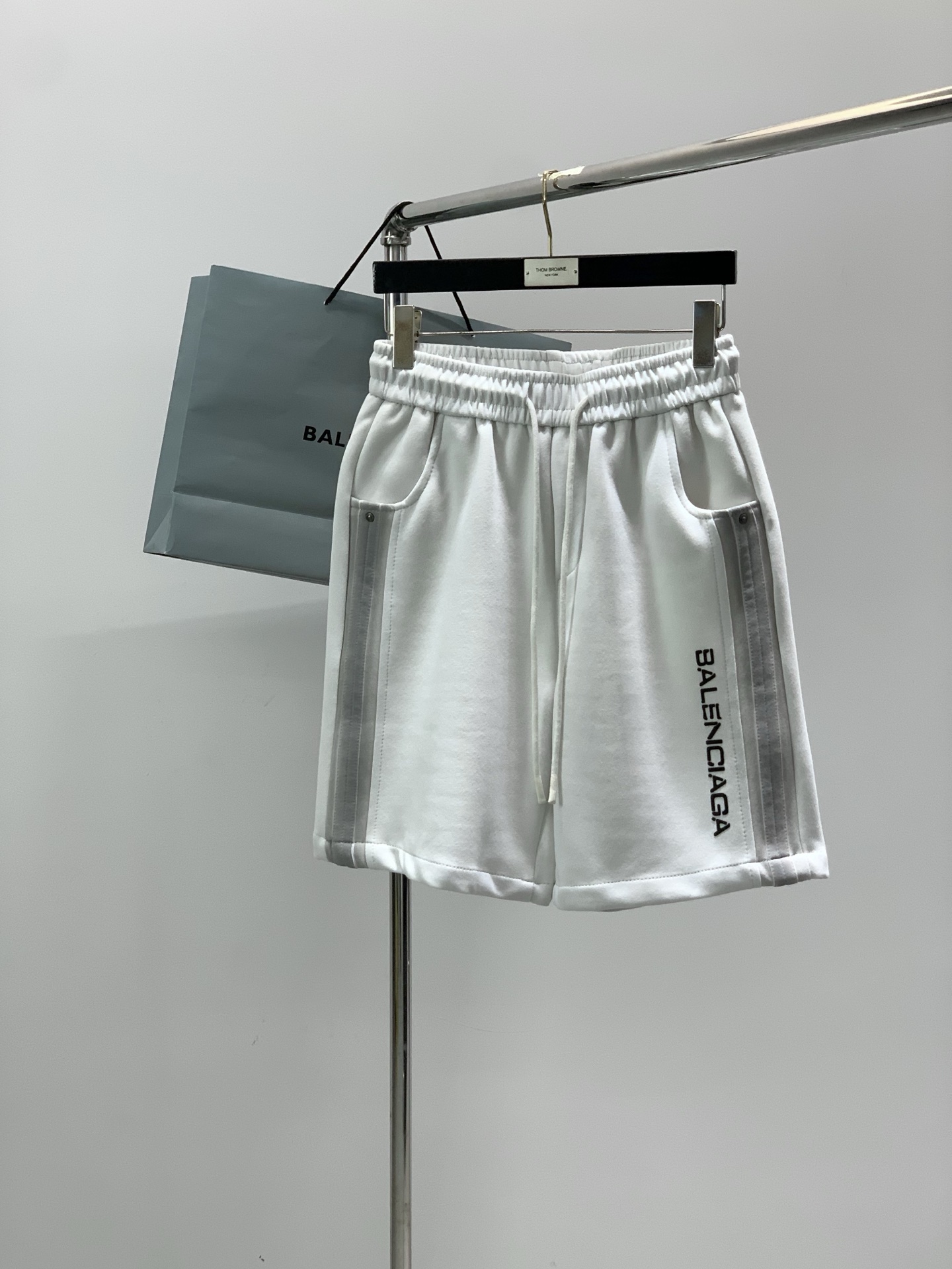 NO:914389,, Balenciaga Balenciaga, 2026 summer latest products, available at counters simultaneously, original goods, fashionable casual shorts, imported original fabrics, top-notch printing technology letter pattern logo, original hardware accessories decoration, super correct version, comfortable and breathable, counter quality, handsome and stylish upper body, complete three labels, 2 colors recommended, size M-3XL,, balenciaga, balenciaga, shorts,19860909,Balenciaga 巴黎世家,2026夏季最新品,专柜同步有售,原单狠货,时尚休闲短裤,进口原版面料,顶级印花工艺字母图案Logo,原版五金辅料装饰,版型超正,舒适透气,专柜品质,上身帅气有型,三标齐全,2色推荐,码数M-3XL,,balenciaga,balenciaga,shorts,,Men's clothing