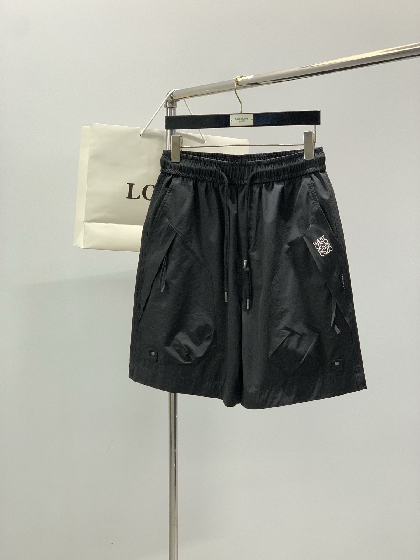 NO:914374,, Loewe Loewe, 2026 new summer products, available at counters simultaneously, original goods, fashionable casual shorts, imported original fabrics, top-notch printing technology letter pattern logo, original hardware accessories decoration, unique design, fashionable and handsome upper body, 2 colors recommended, size M-3XL,,loewe,loewe,shorts,19860909,Loewe罗意威,2026夏季新品,专柜同步有售,原单狠货,时尚休闲短裤,采用进口原版面料,顶级印花工艺字母图案logo,原版五金辅料装饰,独特设计,上身时尚帅气,2色推荐,码数M-3XL,,loewe,loewe,shorts,,Men's clothing