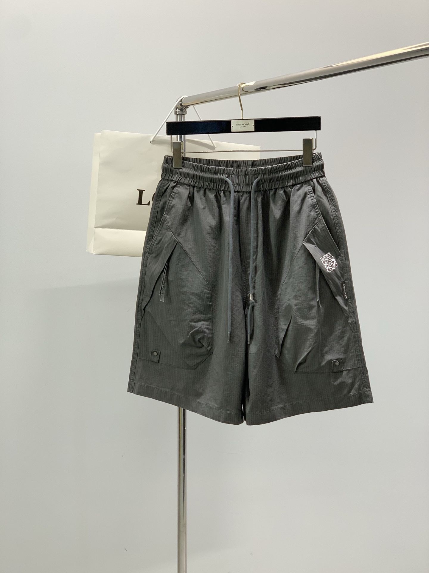 NO:914371,, Loewe Loewe, 2026 new summer products, available at counters simultaneously, original goods, fashionable casual shorts, imported original fabrics, top-notch printing technology letter pattern logo, original hardware accessories decoration, unique design, fashionable and handsome upper body, 2 colors recommended, size M-3XL,,loewe,loewe,shorts,19860909,Loewe罗意威,2026夏季新品,专柜同步有售,原单狠货,时尚休闲短裤,采用进口原版面料,顶级印花工艺字母图案logo,原版五金辅料装饰,独特设计,上身时尚帅气,2色推荐,码数M-3XL,,loewe,loewe,shorts,,Men's clothing