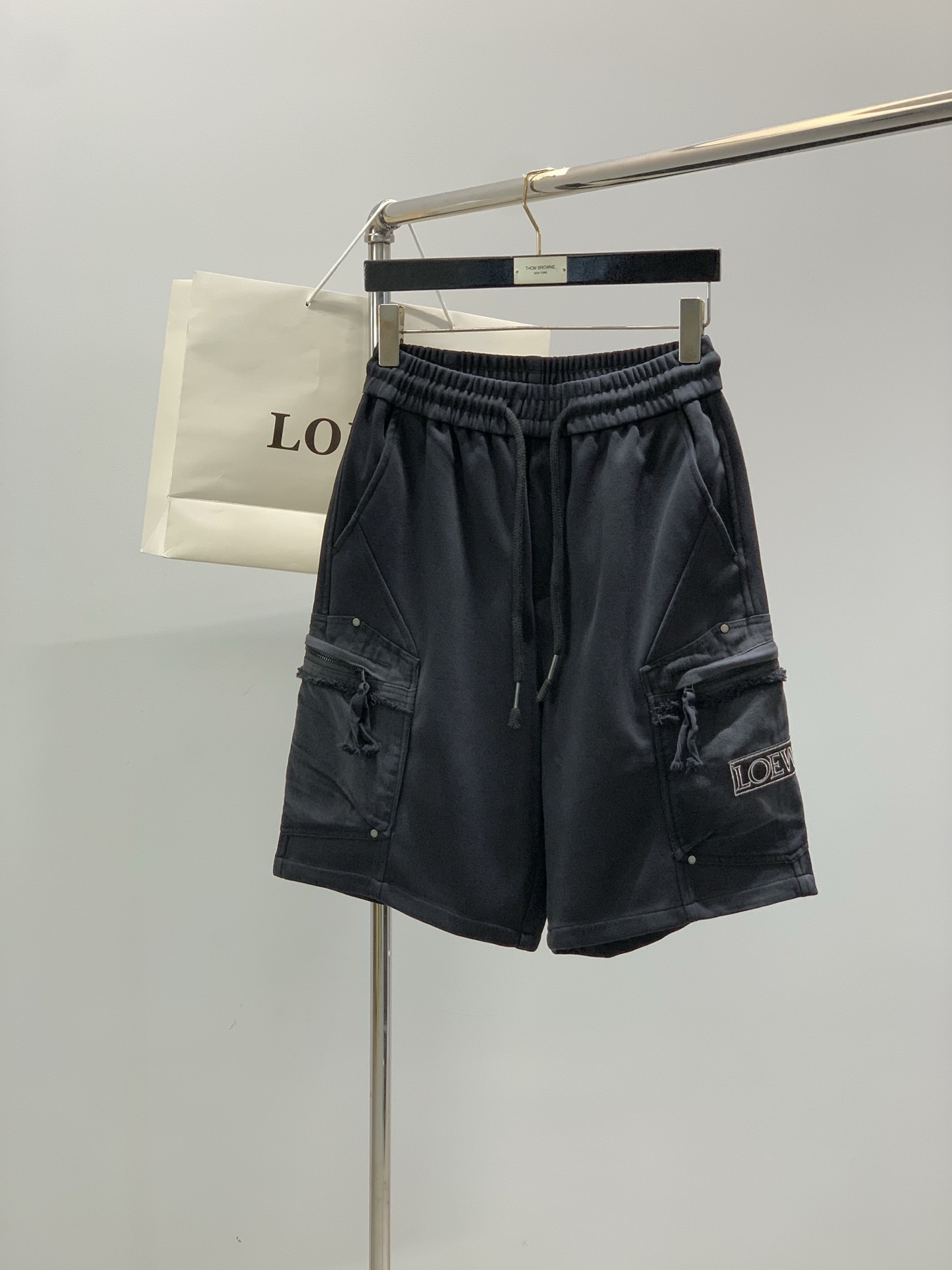 NO:914368,, Loewe Loewe, 2026 new summer products, available at counters simultaneously, original goods, fashionable casual shorts, using imported original fabrics, top embroidery crafts letter pattern logo, original hardware accessories decoration, unique design, fashionable and handsome upper body, 2 colors recommended, size M-3XL,,loewe,loewe,shorts,19860909,Loewe罗意威,2026夏季新品,专柜同步有售,原单狠货,时尚休闲短裤,采用进口原版面料,顶级刺绣工艺字母图案logo,原版五金辅料装饰,独特设计,上身时尚帅气,2色推荐,码数M-3XL,,loewe,loewe,shorts,,Men's clothing