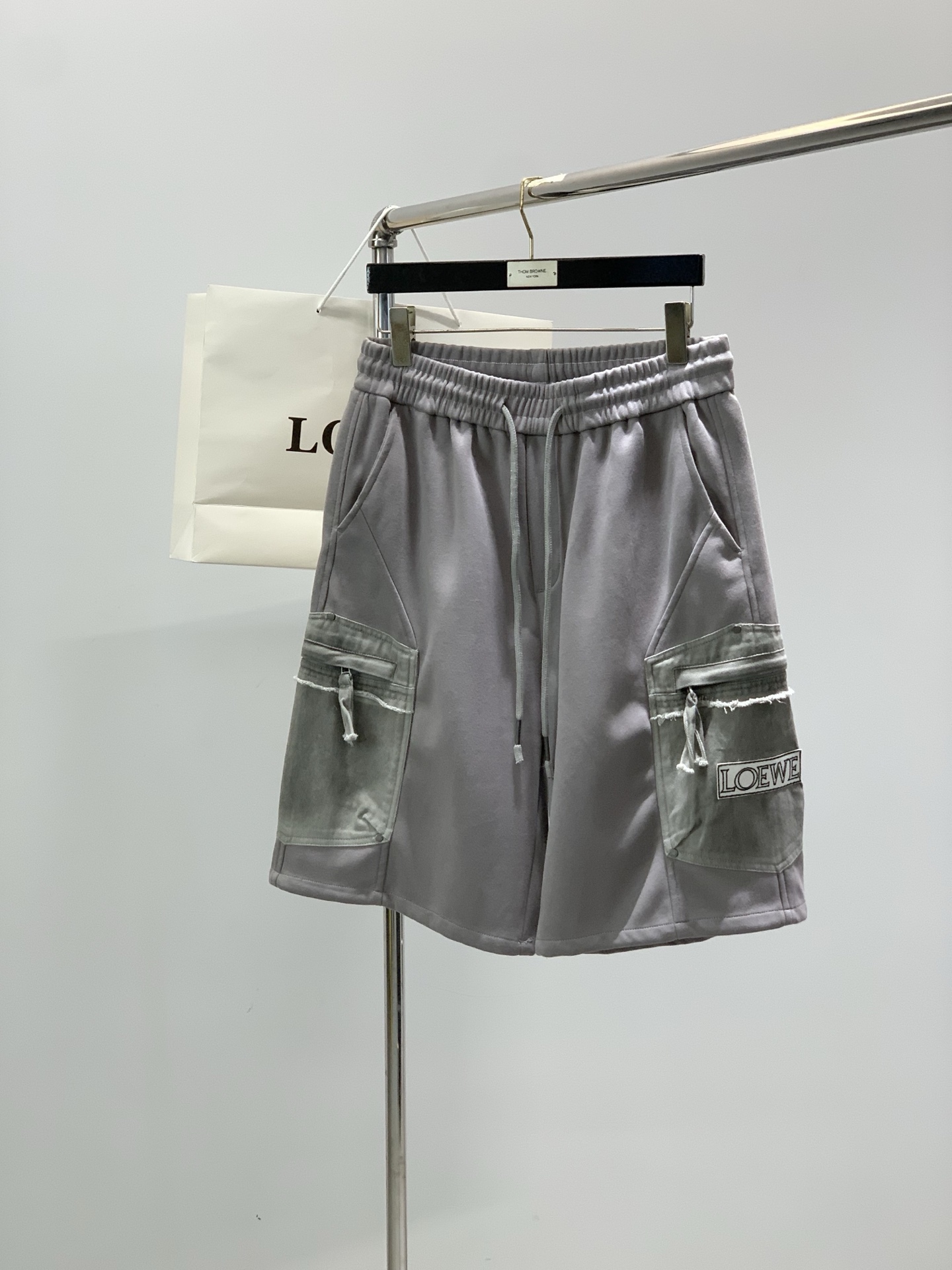 NO:914365,, Loewe Loewe, 2026 new summer products, available at counters simultaneously, original goods, fashionable casual shorts, using imported original fabrics, top embroidery crafts letter pattern logo, original hardware accessories decoration, unique design, fashionable and handsome upper body, 2 colors recommended, size M-3XL,,loewe,loewe,shorts,19860909,Loewe罗意威,2026夏季新品,专柜同步有售,原单狠货,时尚休闲短裤,采用进口原版面料,顶级刺绣工艺字母图案logo,原版五金辅料装饰,独特设计,上身时尚帅气,2色推荐,码数M-3XL,,loewe,loewe,shorts,,Men's clothing