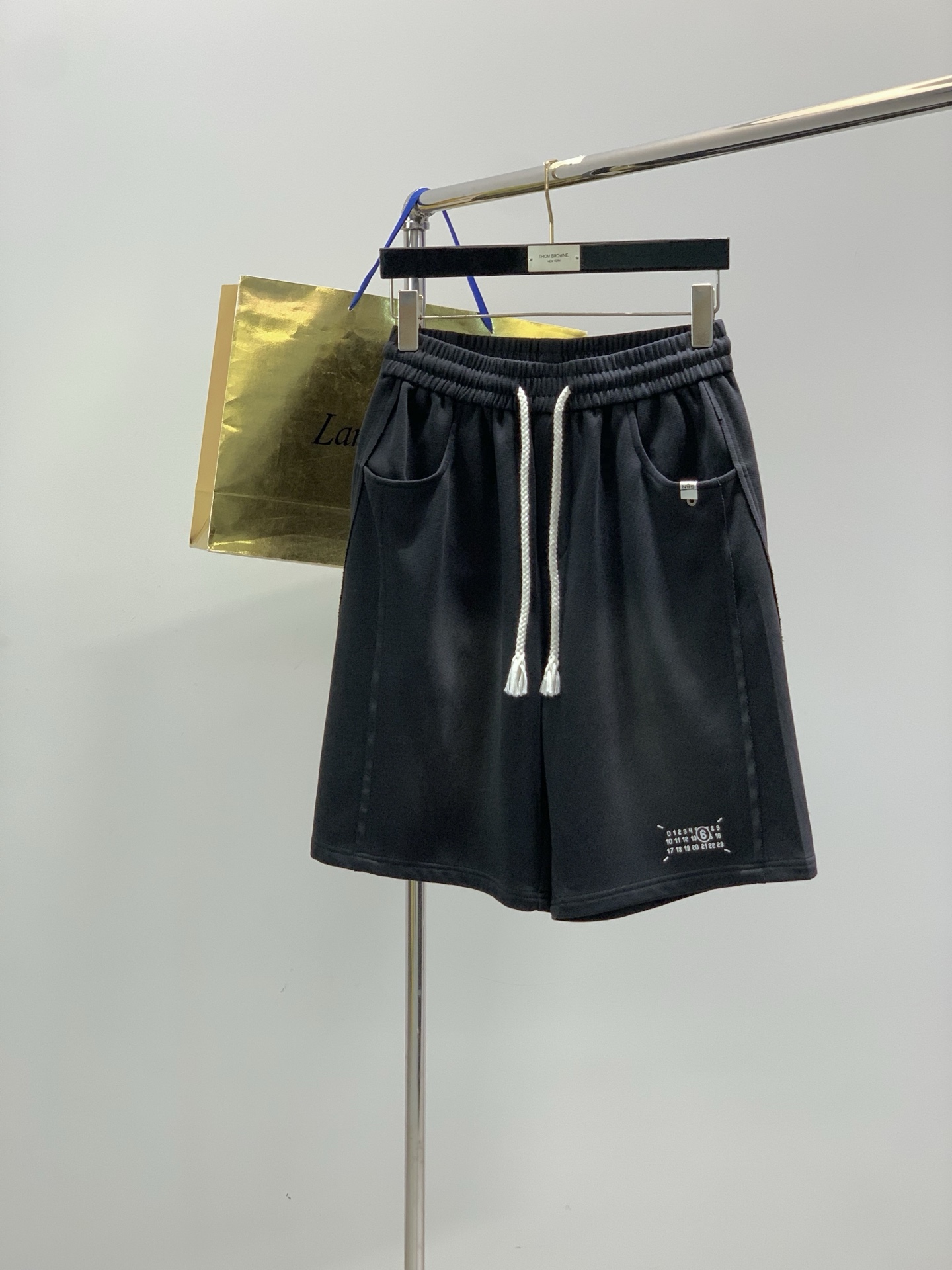 NO:914362,, Maison Margiela, 2026 summer latest product, fashionable casual shorts, available at counters, original order, imported original fabric, excellent comfort, top printing technology letter pattern logo, original hardware accessories decoration, extremely high grade, easy to match, handsome and stylish upper body, 3 colors recommended, size M-3XL,, masion margiela, shorts,19860909,Maison Margiela马吉拉,2026夏季最新品,时尚休闲短裤,专柜同步有售,原单狠货,采用进口原版面料,舒适度极佳,顶级印花工艺字母图案logo,原版五金辅料装饰,档次极高,从容百搭,上身帅气有型,3色推荐,码数M-3XL,,masion margiela,shorts,,Men's clothing