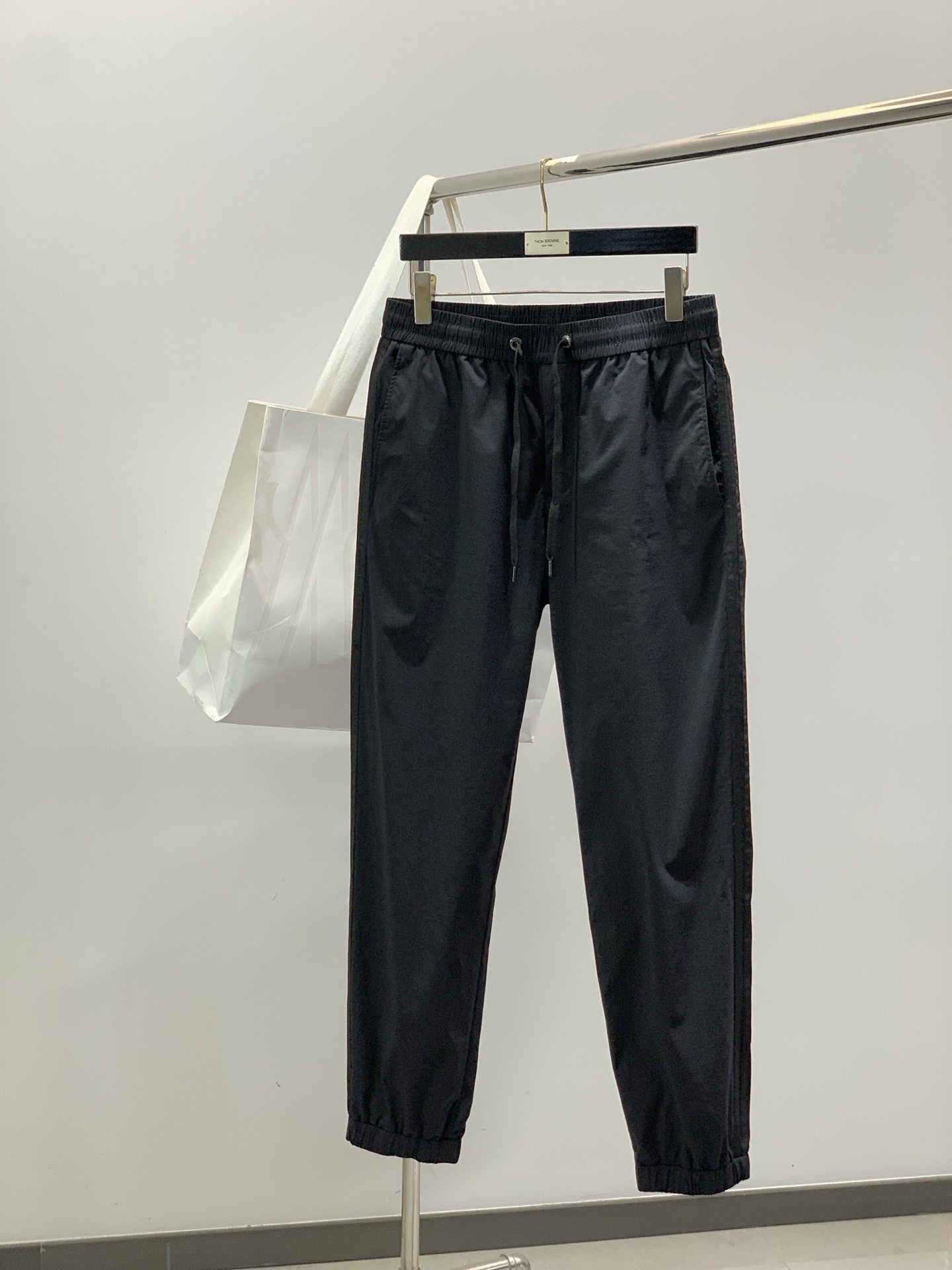 NO:914382,, Covered black drawstring elastic casual trousers, fashion series, unique design, drawstring casual trousers, yarn dyeing and spinning began. A major domestic factory exports to Japan and supplies fabrics from several top brands. Very wide and stylish, solving the problem of discoloration after washing. The pants are neat and elegant, size M-3XL,,Moncler,19860909,蒙口 黑色 抽绳松紧休闲裤 时尚系列,独特设计,抽绳休闲长裤 订纱开始订染和订纺. 国内某大厂出口日本 和供应几大顶级品牌的面料. 挺阔有型 , 解决 , 洗涤变色的问题. 裤型利落大气 , 尺码M-3XL,,Moncler,,Men's clothing