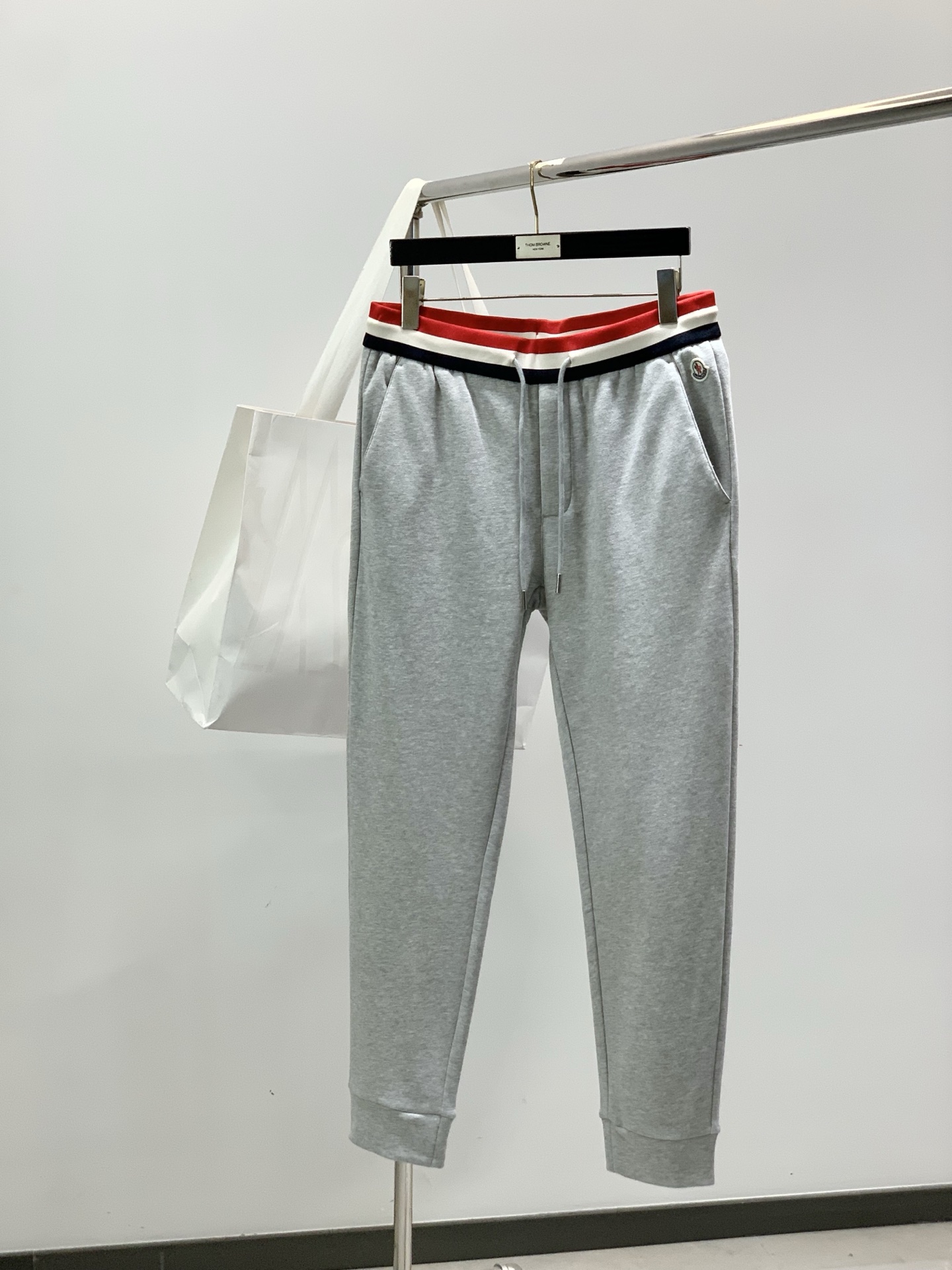 NO:914385,, Mengkou original factory OEM, exclusive three-color webbing!  Drawstring casual pants It is worth mentioning that the feature of this process this year is the use of newly designed colorful webbing, the top version. Size 46-54, waist 74-80 for size 46, hip 102, trouser length 96, crotch front panel 29, back panel 40, other sizes waist, hip circumference increases by 3.5cm per size, pants length crotch length increases by 1.2cm per size.,,Moncler,19860909,蒙口 原厂代工,独家三色织带！抽绳休闲裤 值得一提的是今年此工艺的特点采用全新设计的彩色织带,顶级版本. 尺码46-54 46码腰围74-80 臀围102 裤长96 裆前片29 后片40 其他码腰围 臀围每码递增3.5cm 裤长裆长每码递增1.2cm.,,Moncler,,Men's clothing