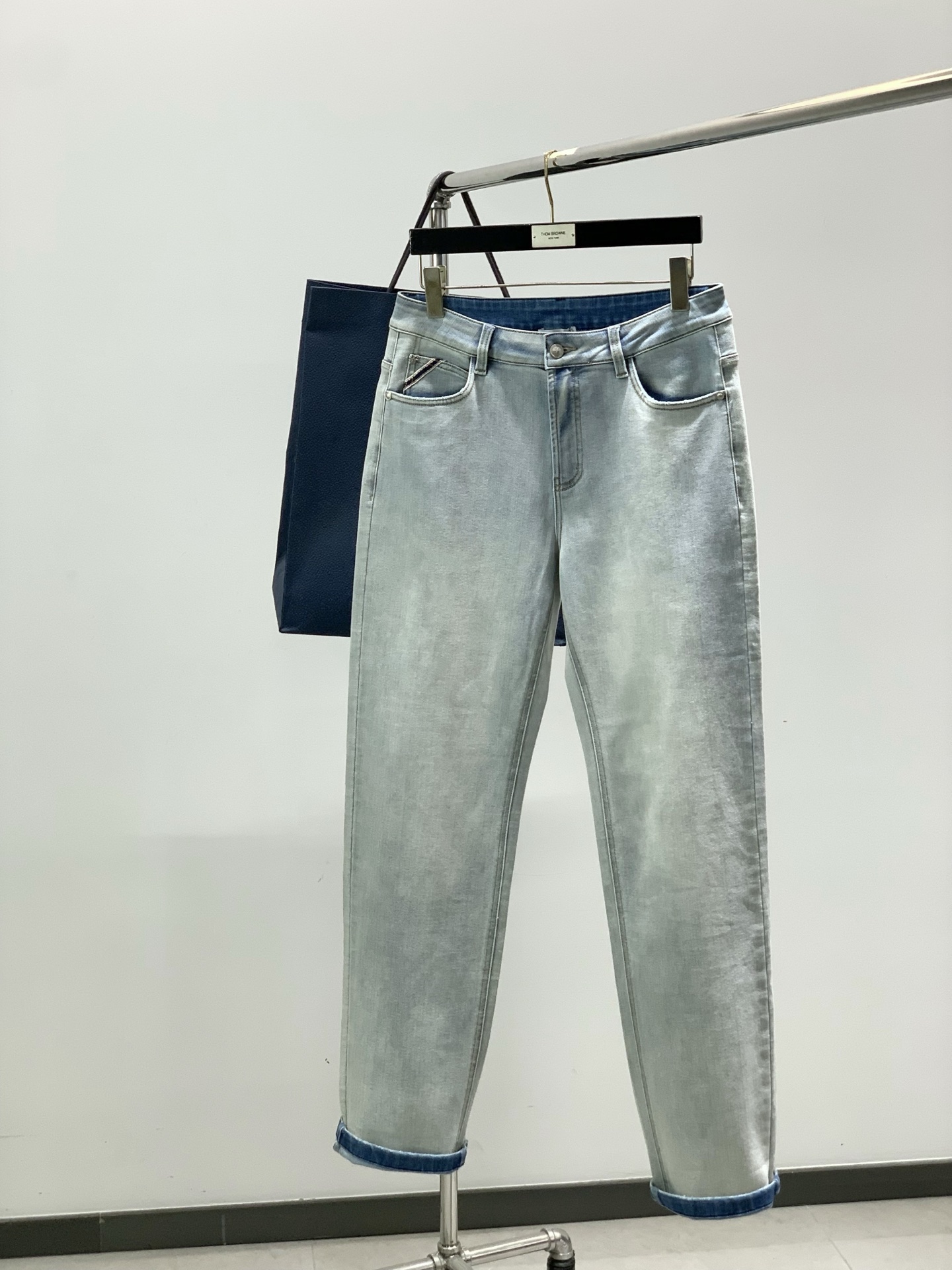 NO:914379,, Dior, beautiful light wash. Summer counter cd 26 styles of graffiti design denim.. This is the 26 counter heavy jeans... Italian made in Dongguan. Retro white washed light cow. The color is very beautiful. The pinnacle of business denim. 26 styles of strong stretch denim. So beautiful. Small leather brand. Leather label. This detail is invincible, Italian order, genuine goods. Summer jeans. Four-sided stretch. Turkish imported fabrics, first-class workmanship and hardware.  Don't miss it anymore. Sizes 30-38. Yes 35 No 37. .30 Waist 78 Hips 106 Pants length 108 Other sizes, waist and hips increase by 3.4 cm per size, pants length and length increase by 1.2cm per size,,dior,jeans,19860909,迪奥 绝美的浅色洗水.夏季柜台cd 26款涂鸦设计牛仔..这是26款的柜台重磅牛仔裤….东莞代工的意大利.复古洗白浅牛.颜色很好看的.商务牛仔巅峰之作.26款 强弹力的牛仔 太好看了. 小皮牌 皮标.这细节无敌了,意大利订单,真正尾货.夏季牛仔裤.四面弹 土耳其进口面料,做工五金一流 错过不再有. 尺码30-38.有35 无37. .30腰围78 臀围106 裤长108 其他码腰围臀围每码递增3.4 cm 裤长档长每码递增1.2cm,,dior,jeans,,Men's clothing