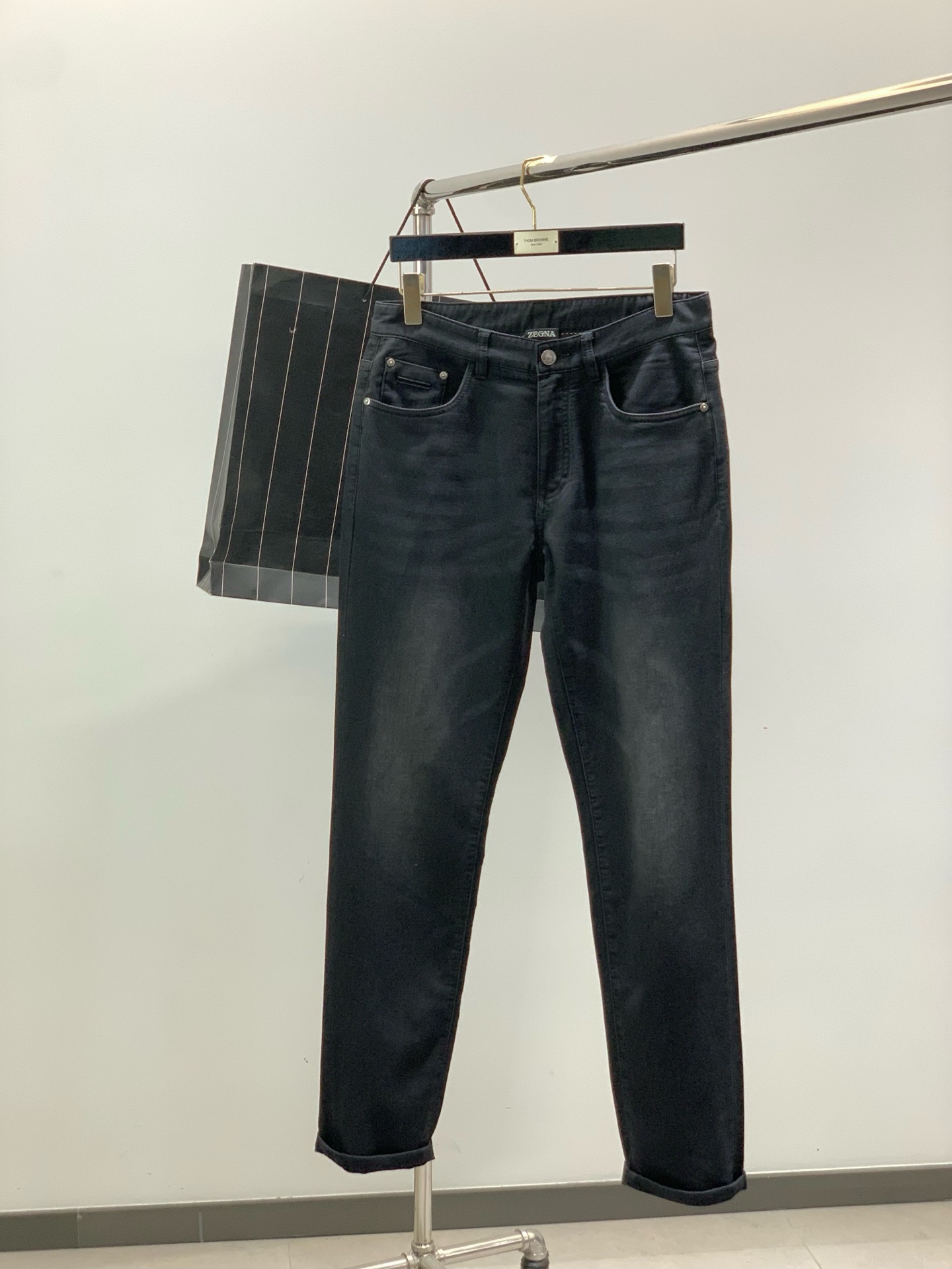 NO:914376,, Zegna's latest black jeans. Men's high-end black EcoCosy wood fiber composite knitted four-way super soft micro-elastic small straight jeans. Produced in the business series, in line with low-key dressing and clean comfort.  Fit style, classic style, outstanding texture, completely on the line of daily needs. The classic five-pocket shape, small straight tube, just right, visually makes the legs straight and slender. The fabric is soft, slightly stretchy and skin-friendly, has a skeleton feel and support, and the upper body is made of ultra-fine worsted cotton yarn blend, unique double-sided weaving, and denim skin on one side  Made of one side of solid-color knitted fabric, the cloth surface is firm, soft and skinny, with slight transverse elasticity and excellent resilience. It is comfortable to wear and not easy to bulge and deform. EcoCosy is made of CFCC/PEFC certified wood source, feels comfortable and soft, is not stiff after multiple washes, is skin-friendly and safe, and has been certified by China and EU double standards.,,jeans,19860909,Zegna 最新黑色牛仔裤 . 男款高级黑 EcoCosy木源纤维复合针织四面超柔软微弹力小直筒牛仔裤.商务系列出品,符合低调穿衣,舒适为上的Clean Fit风,款型经典,质感出众,完全处在日常刚需线上的单品.经典五袋造型,正点的小直筒,恰到好处的收放,视觉上显腿直且修长.面料柔软,微弹亲肤,有骨架感且有支撑度,上身型款立显超细精纺棉纱混纺,独特的双面织法,一面牛仔布肌理,一面纯色的针织,布面紧实,柔软有骨感,横向微弹力,极好的回弹力,穿着舒适且不易鼓包变形.EcoCosy优可丝是CFCC/PEFC认证木源,体感舒适柔软,多次洗涤不僵硬,亲肤安全,经中国欧盟双标标准认证.,,jeans,,Men's clothing