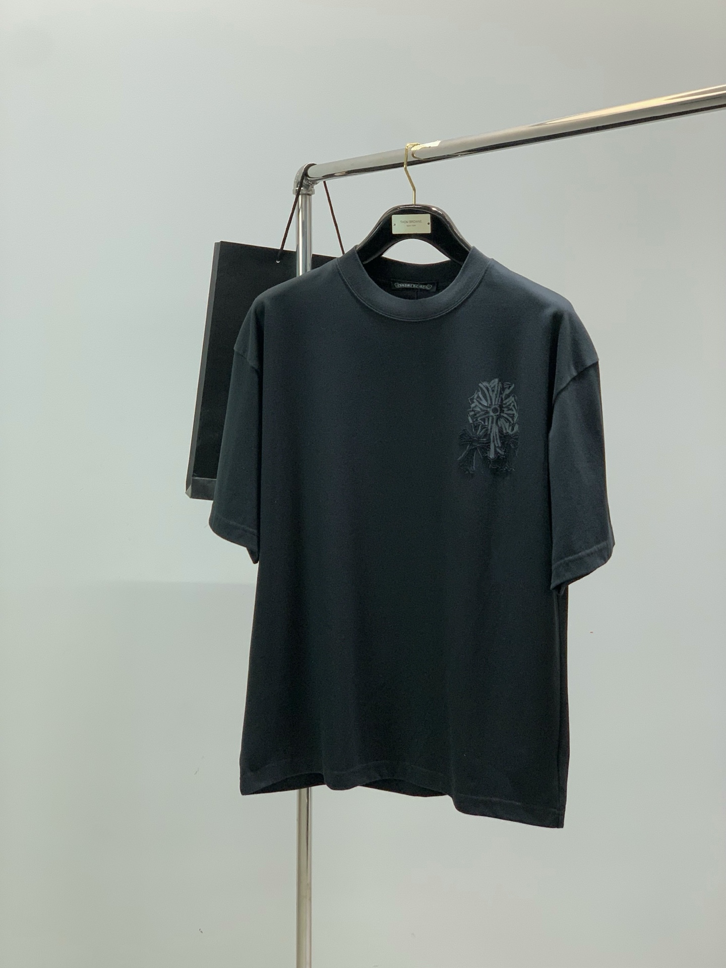 NO:914405,, Chrome Hearts, 2026 new summer product, available at the counter simultaneously, original order, fashionable and casual round neck short-sleeved T-shirt, using imported original fabrics, top embroidery crafts letter pattern logo, unique design, counter selling, fashionable and handsome upper body, 2 colors recommended, size M-3XL,, chrome hearts, chrome hearts, T-shirt, tees, t-shirt,19860909,Chrome Hearts 克罗心,2026夏季新品,专柜同步有售,原单狠货,时尚休闲圆领短袖T恤,采用进口原版面料,顶级刺绣工艺字母图案logo,独特设计,专柜卖相,上身时尚帅,2色推荐,码数M-3XL,,chrome hearts,chrome hearts,T-shirt,tees，t-shirt,,Men's clothing