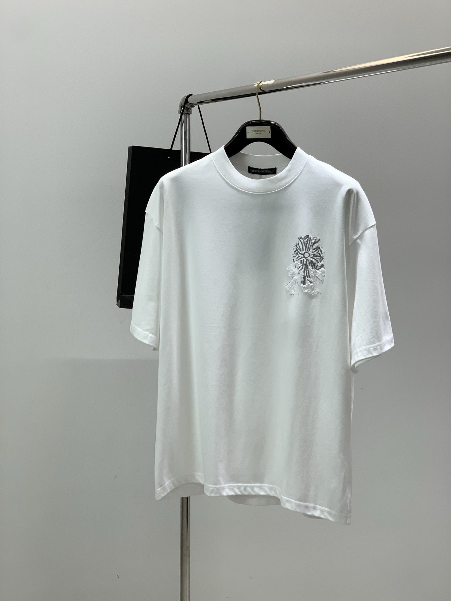 NO:914388,, Chrome Hearts, 2026 new summer product, available at the counter simultaneously, original order, fashionable and casual round neck short-sleeved T-shirt, using imported original fabrics, top embroidery crafts letter pattern logo, unique design, counter selling, fashionable and handsome upper body, 2 colors recommended, size M-3XL,, chrome hearts, chrome hearts, T-shirt, tees, t-shirt,19860909,Chrome Hearts 克罗心,2026夏季新品,专柜同步有售,原单狠货,时尚休闲圆领短袖T恤,采用进口原版面料,顶级刺绣工艺字母图案logo,独特设计,专柜卖相,上身时尚帅,2色推荐,码数M-3XL,,chrome hearts,chrome hearts,T-shirt,tees，t-shirt,,Men's clothing