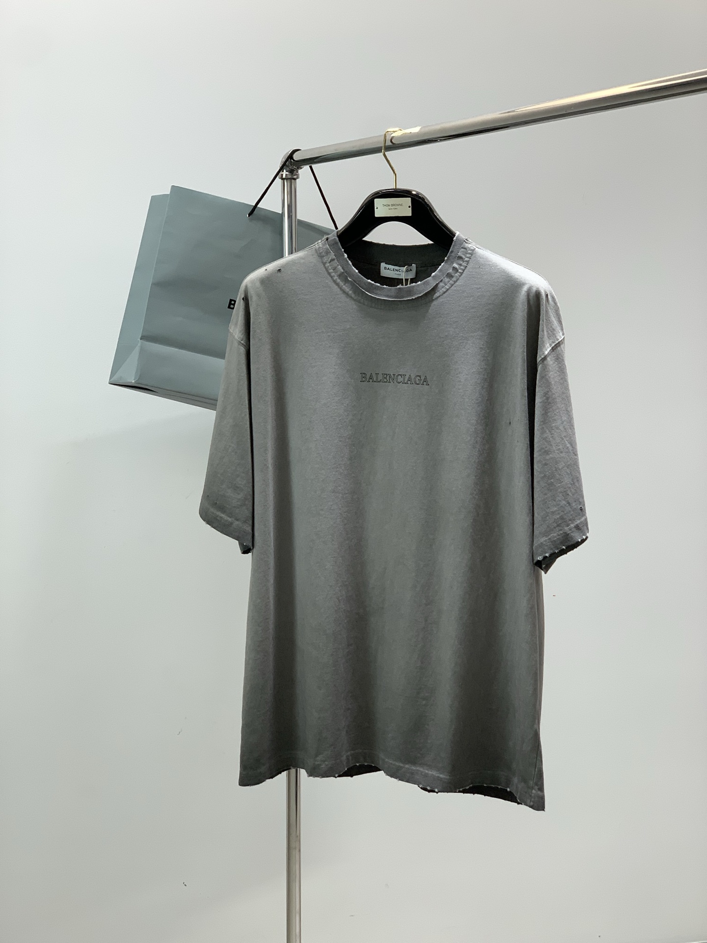 NO:914390,, Balenciaga Balenciaga, 2026 summer latest model, available at the counter simultaneously, original order, hot style fashionable casual round neck short-sleeved T-shirt, imported original fabric, unique design, top printing technology letter pattern decorative logo, simple and fashionable, handsome upper body, complete three labels, 2 colors recommended, S-2XL,, balenciaga, balenciaga, T-shirt, tees, t-shirt,19860909,Balenciaga 巴黎世家,2026夏季最新款,专柜同步有售,原单狠货,爆款时尚休闲圆领短袖T恤,进口原版面料,独特设计,顶级印花工艺字母图案装饰logo,简约时尚 ,上身帅气,三标齐全,2色推荐,S-2XL,,balenciaga,balenciaga,T-shirt,tees，t-shirt,,Men's clothing
