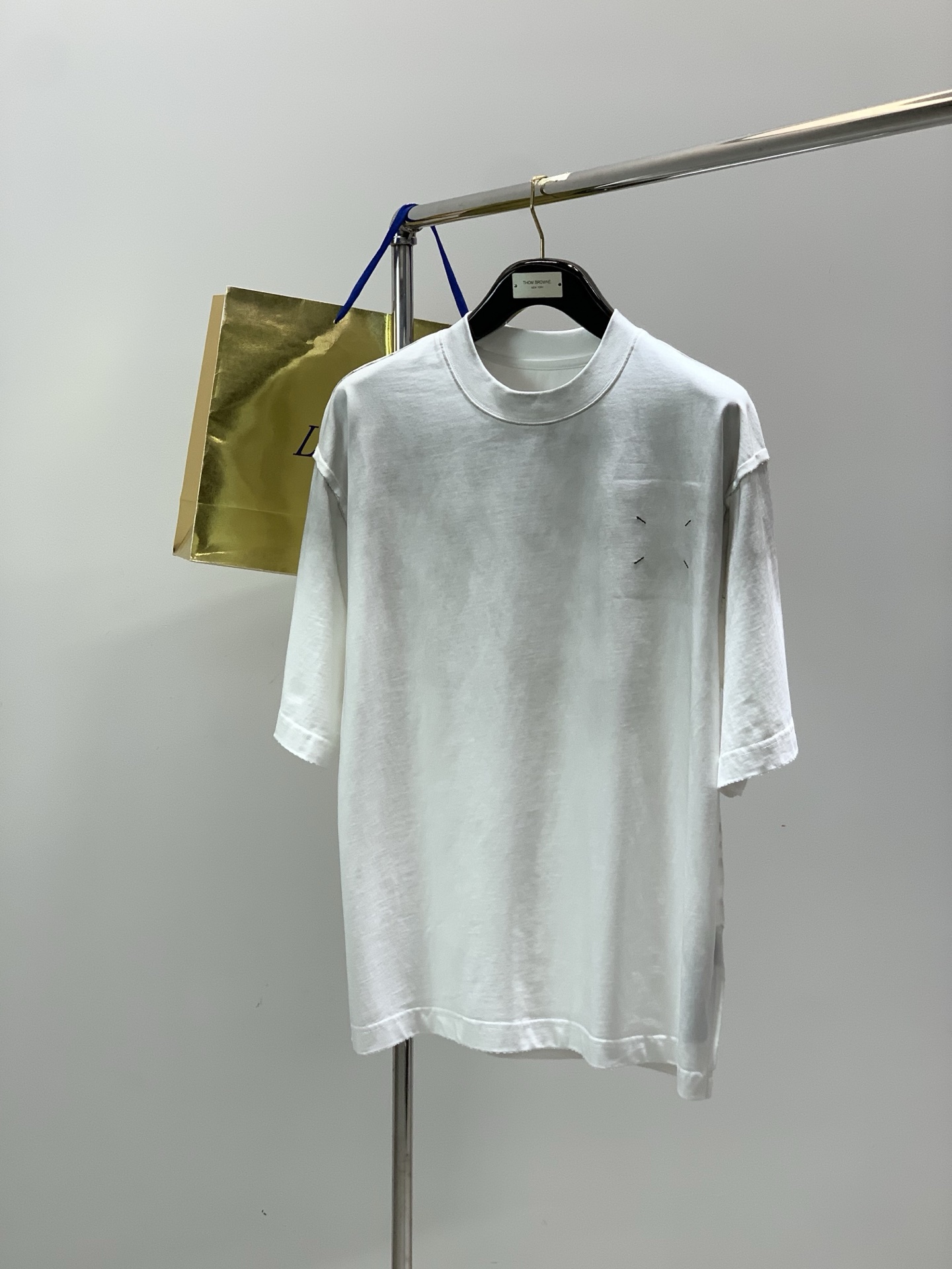 NO:914392,, Maison Margiela, the latest 2026 summer product, available at counters simultaneously, original order, fashionable and casual round neck short-sleeved T-shirt, comfortable upper body!  It is eye-catching and bright. It uses imported original fabrics and top-notch printing technology with letter pattern logo. It is of extremely high grade and the upper body is very handsome!  2 colors recommended, size M-3XL, masion margiela, T-shirt, tees, t-shirt,19860909,Maison Margiela马吉拉,2026夏季最新品,专柜同步有售,原单狠货,时尚休闲圆领短袖T恤,上身舒适！吸睛而有亮点,采用进口原版面料,顶级印花工艺字母图案logo,档次极高,上身帅气十足！2色推荐,码数M-3XL,,masion margiela,T-shirt,tees，t-shirt,,Men's clothing