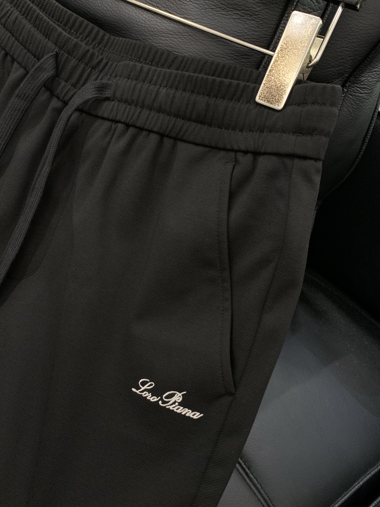 Loro piana(Loro Piana )，2026春秋最新品，专柜同步有售，原单狠货，时尚休闲裤，