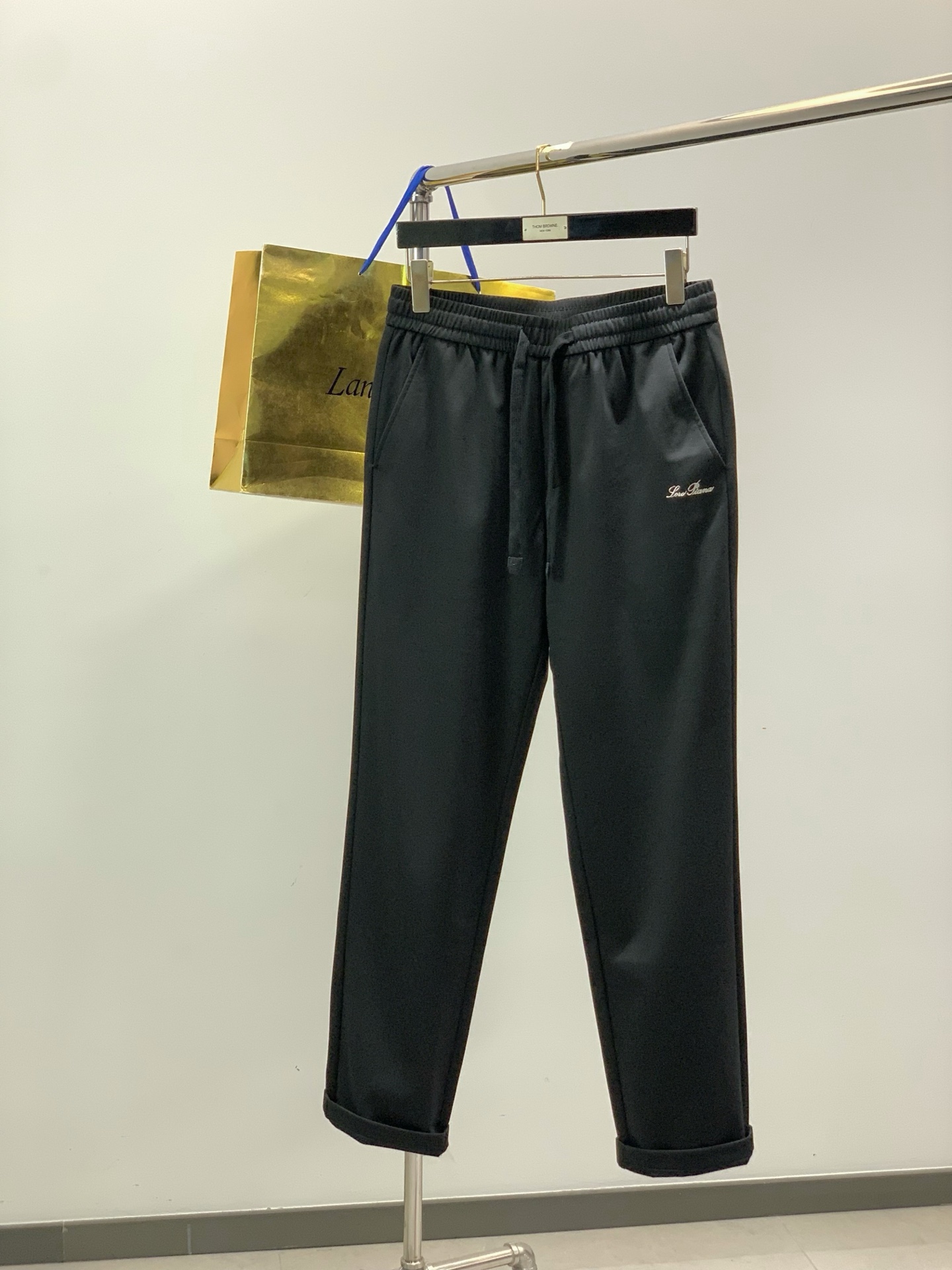 Loro piana(Loro Piana )，2026春秋最新品，专柜同步有售，原单狠货，时尚休闲裤，