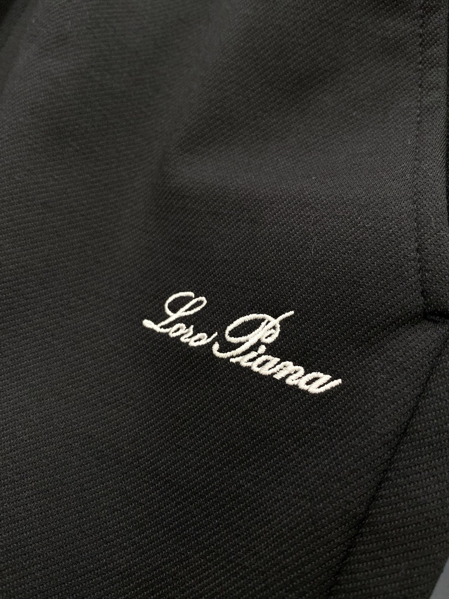 Loro piana(Loro Piana )，2026春秋最新品，专柜同步有售，原单狠货，时尚休闲裤，