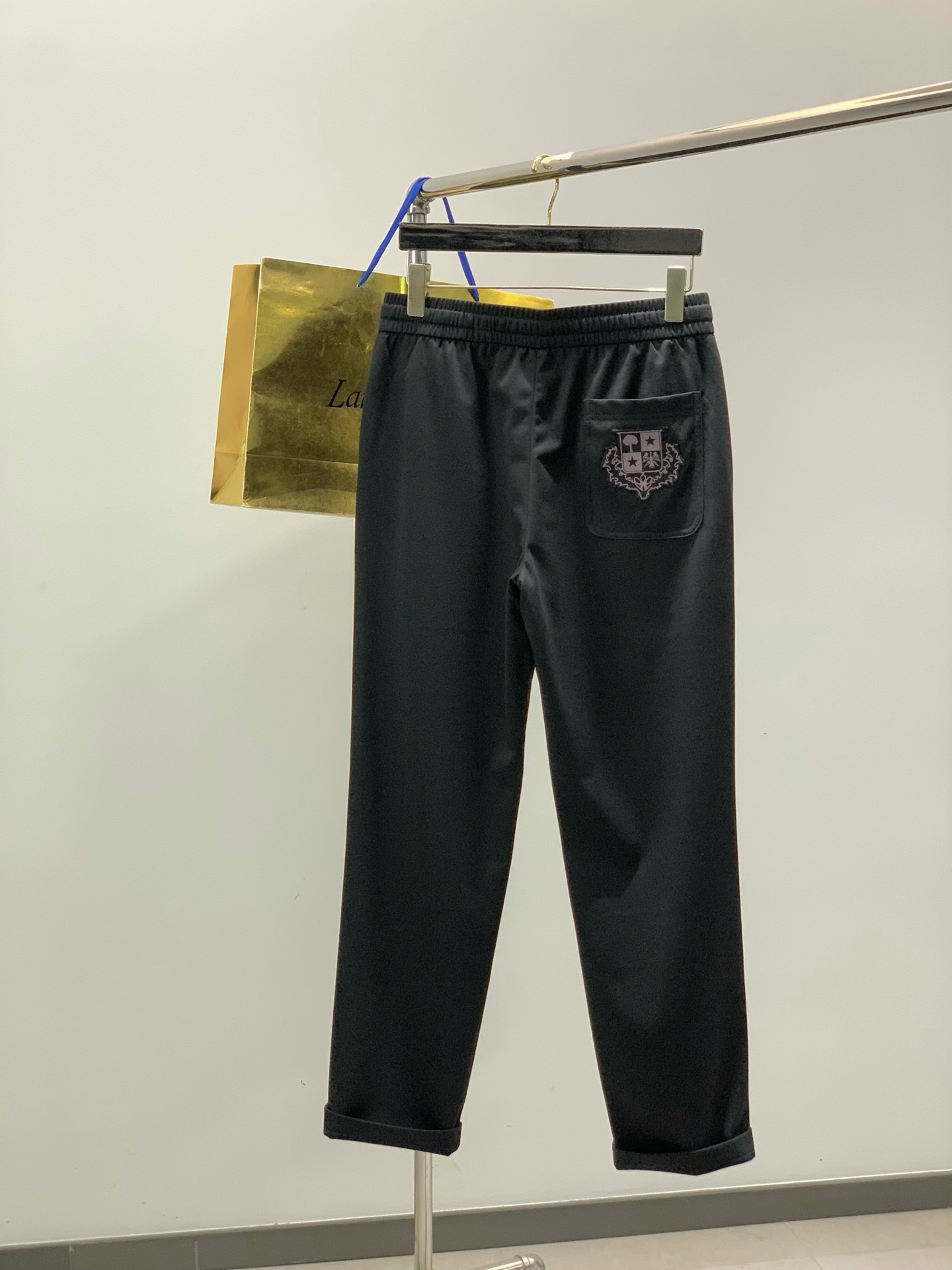 Loro piana(Loro Piana )，2026春秋最新品，专柜同步有售，原单狠货，时尚休闲裤，