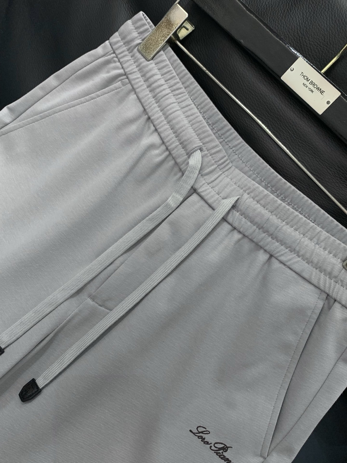 Loro piana(Loro Piana )，2026春秋最新品，专柜同步有售，原单狠货，时尚休闲裤，