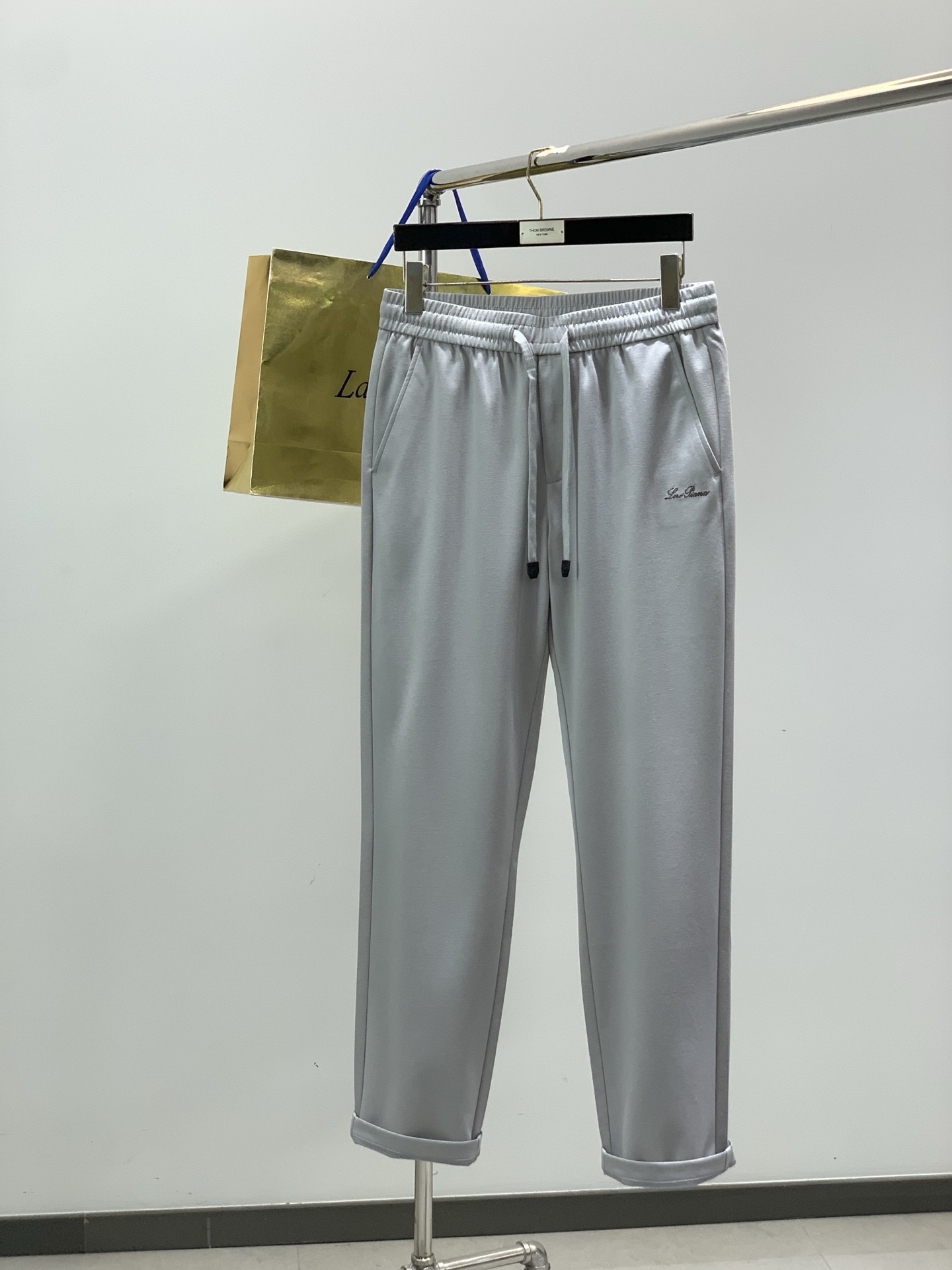 Loro piana(Loro Piana )，2026春秋最新品，专柜同步有售，原单狠货，时尚休闲裤，