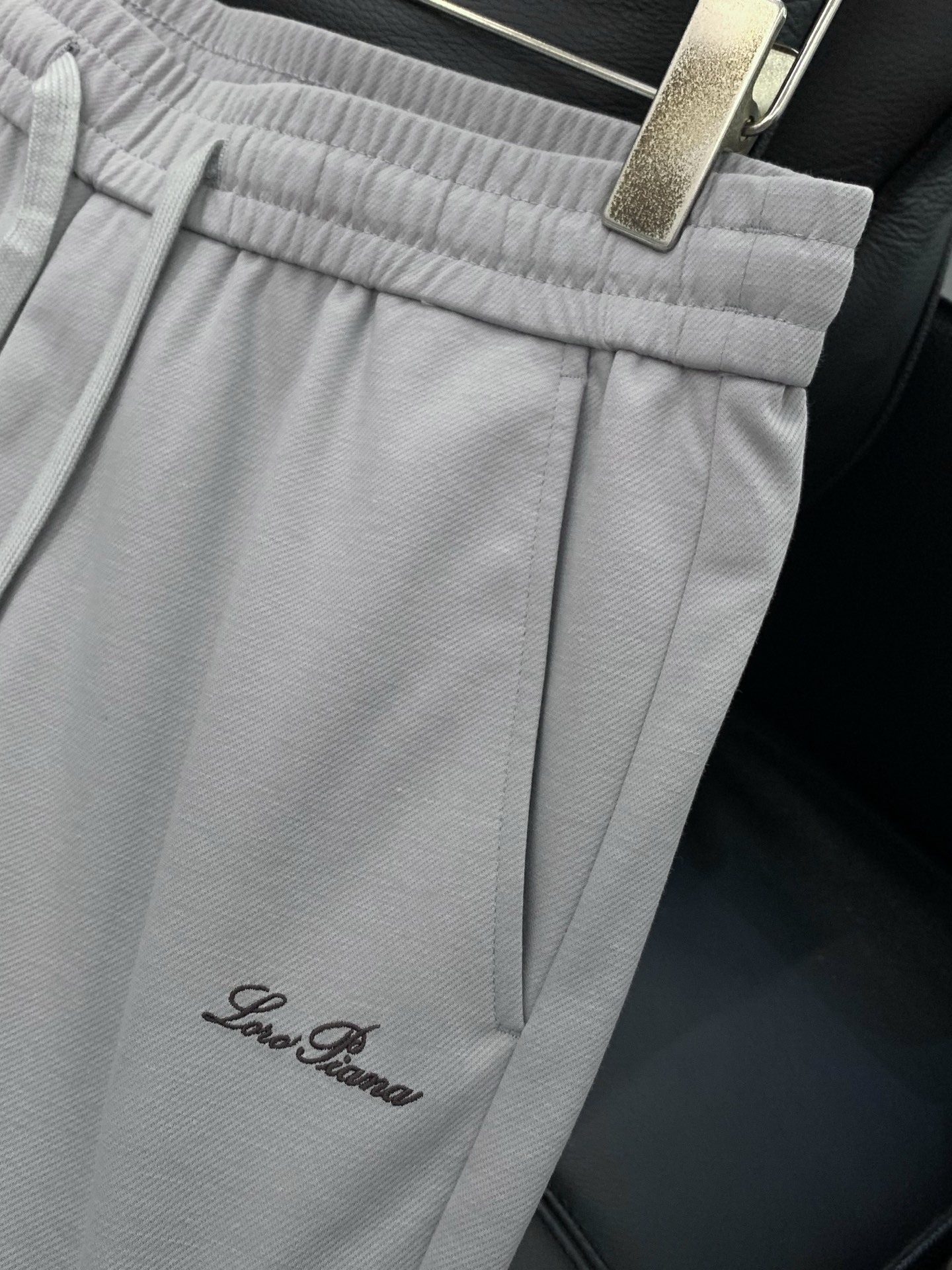 Loro piana(Loro Piana )，2026春秋最新品，专柜同步有售，原单狠货，时尚休闲裤，