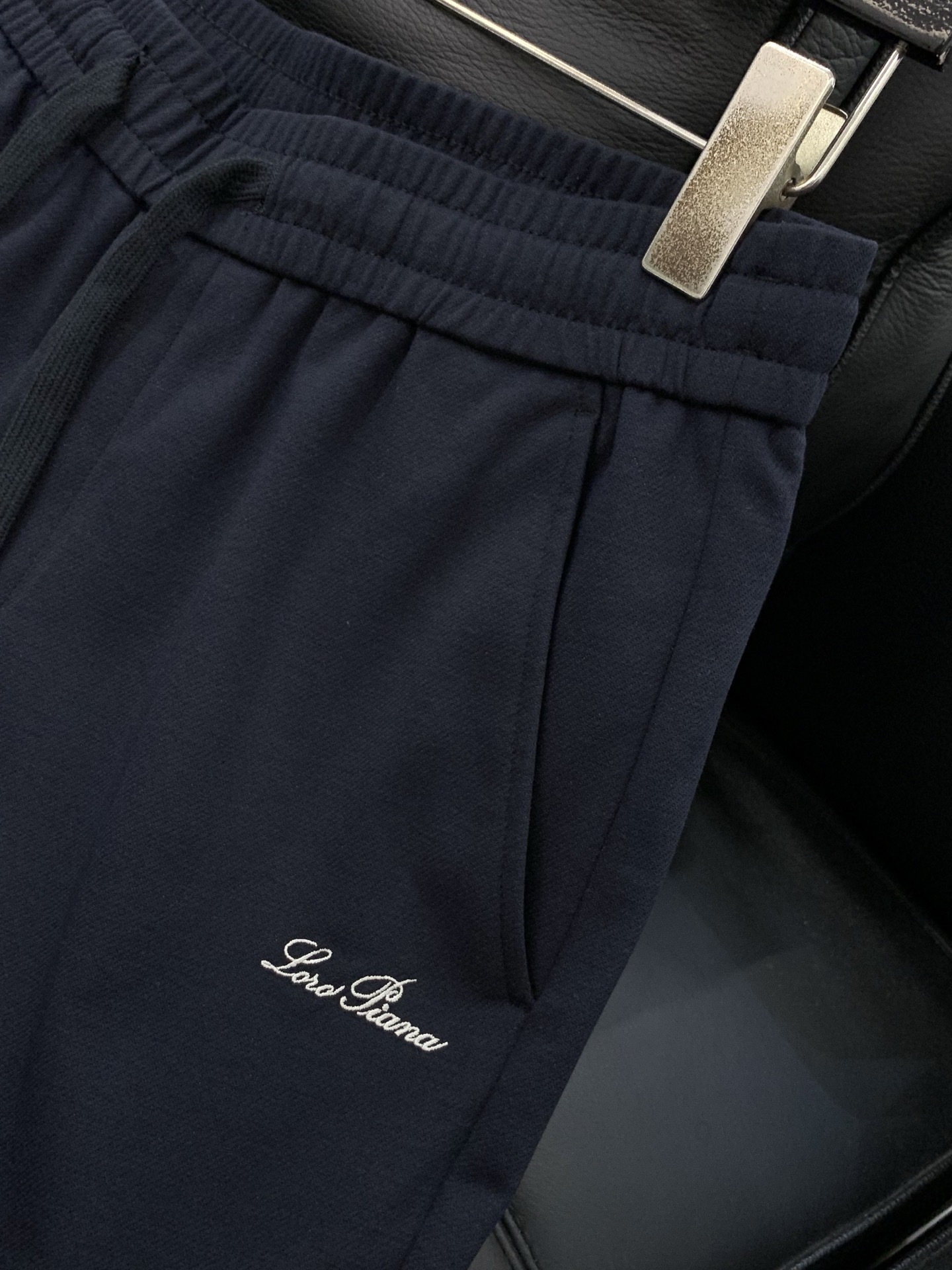 Loro piana(Loro Piana )，2026春秋最新品，专柜同步有售，原单狠货，时尚休闲裤，
