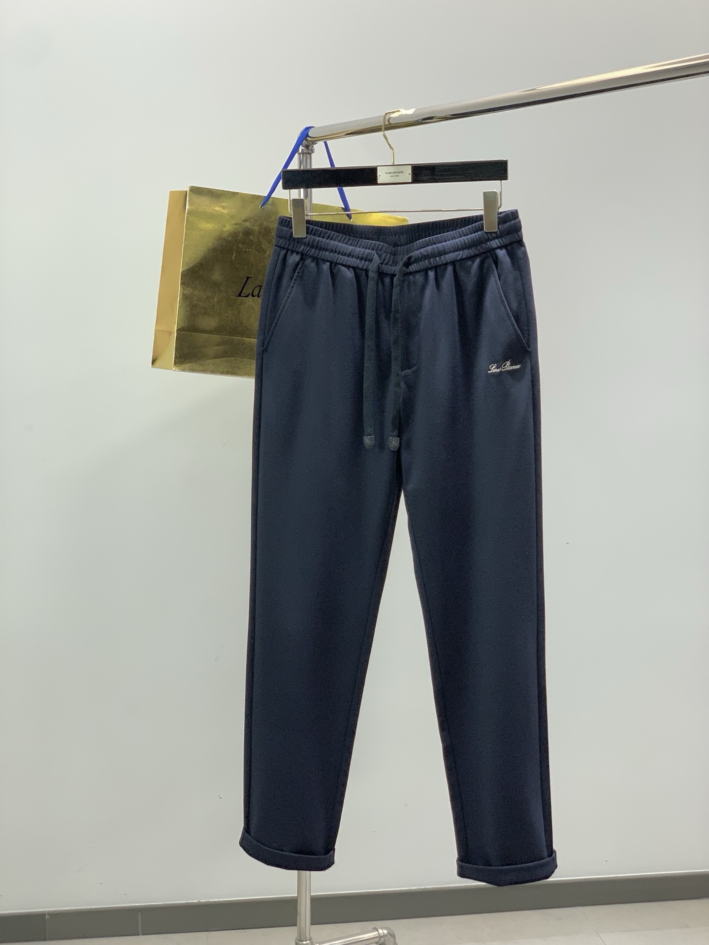 Loro piana(Loro Piana )，2026春秋最新品，专柜同步有售，原单狠货，时尚休闲裤，