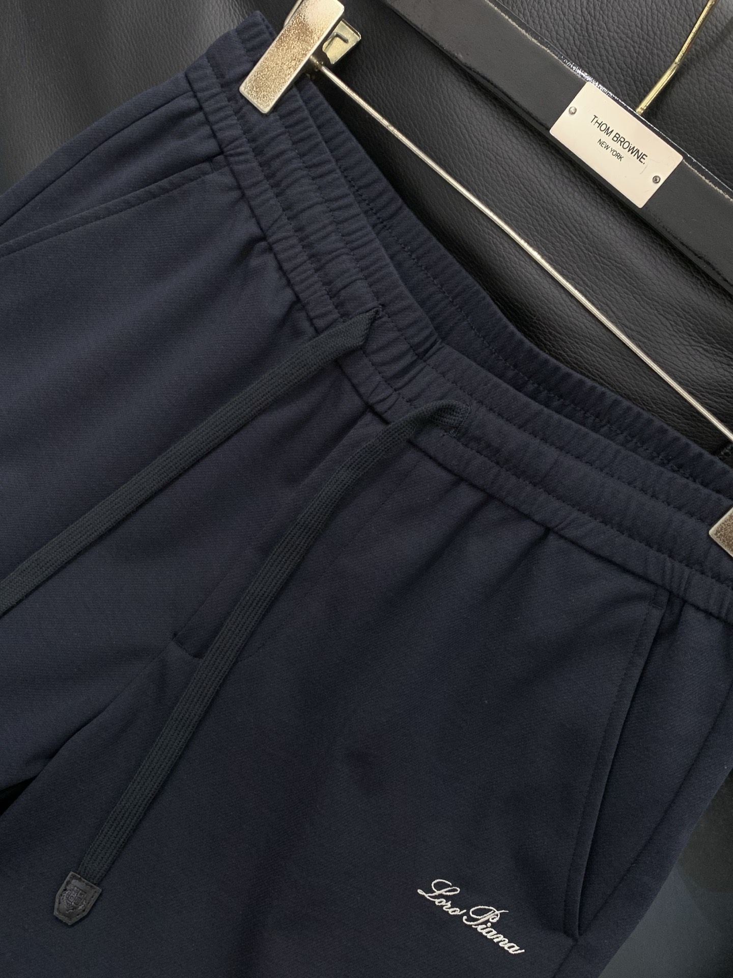 Loro piana(Loro Piana )，2026春秋最新品，专柜同步有售，原单狠货，时尚休闲裤，