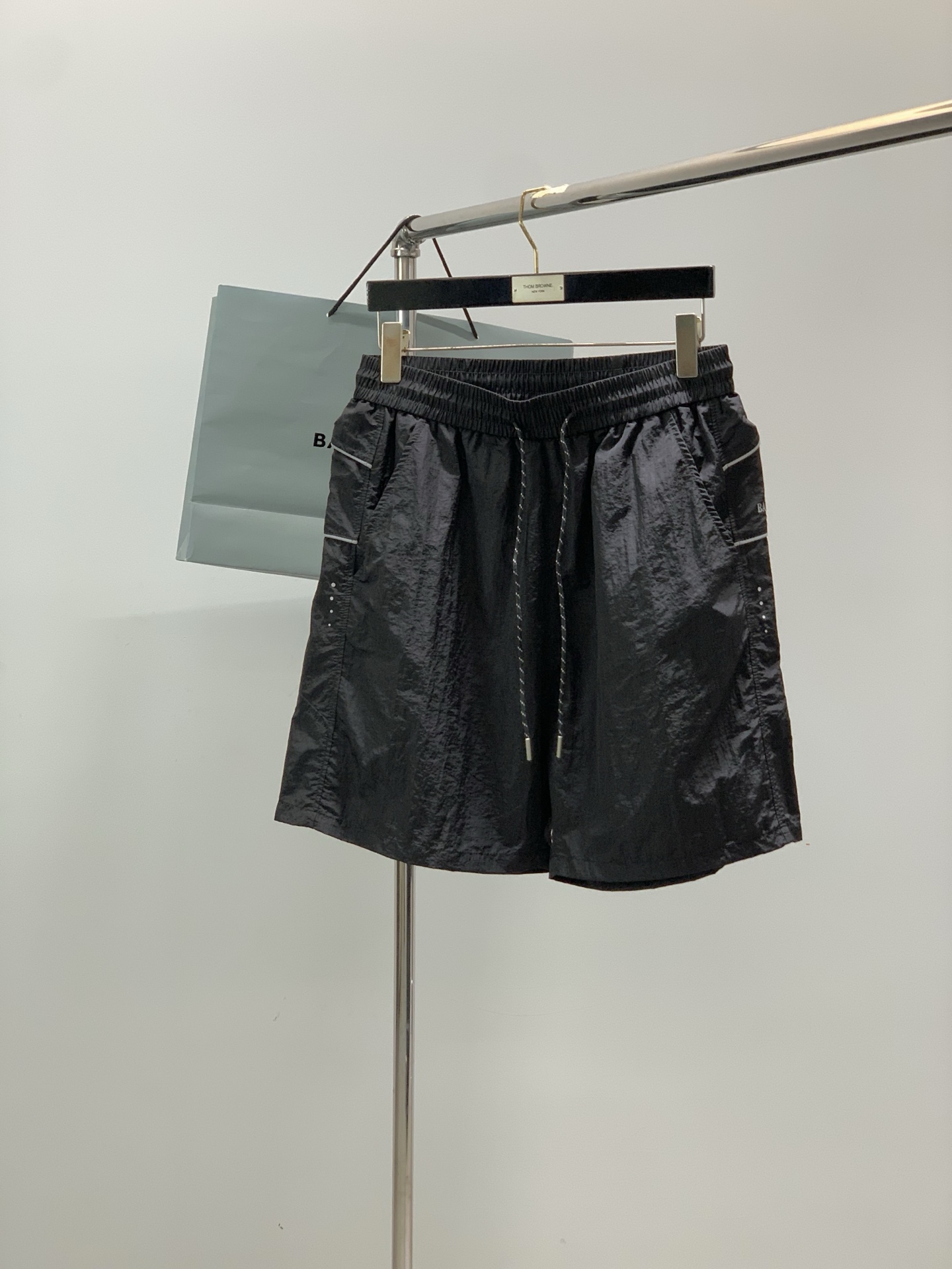 NO:914402,, Balenciaga Balenciaga, 2026 summer latest products, available at counters simultaneously, original goods, fashionable casual shorts, imported original fabrics, top-notch printing technology letter pattern logo, original hardware accessories decoration, super correct version, comfortable and breathable, counter quality, handsome and stylish upper body, complete three labels, 2 colors recommended, size M-3XL,, balenciaga, balenciaga, shorts,19860909,Balenciaga 巴黎世家,2026夏季最新品,专柜同步有售,原单狠货,时尚休闲短裤,进口原版面料,顶级印花工艺字母图案Logo,原版五金辅料装饰,版型超正,舒适透气,专柜品质,上身帅气有型,三标齐全,2色推荐,码数M-3XL,,balenciaga,balenciaga,shorts,,Men's clothing