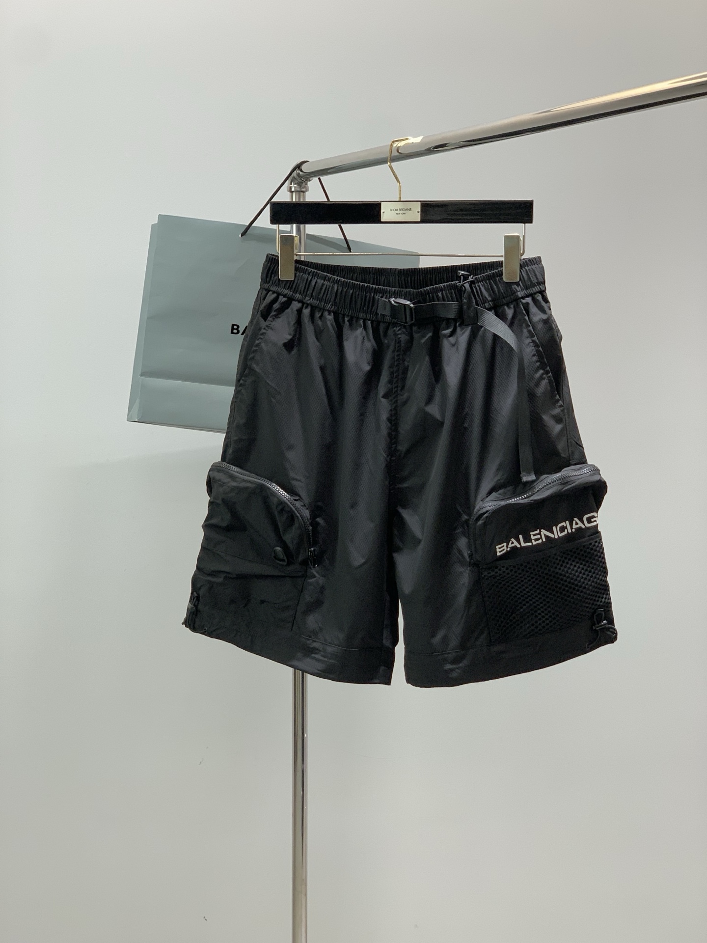 Balenciaga 巴黎世家，2026夏季最新品，专柜同步有售，原单狠货，时尚休闲短裤，进口原版面料，