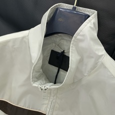 PRADA 普拉达,2026春秋最新品,专柜同步有售,时尚休闲立领夹克外套,进口原版面料,做工极为复杂, PRADA 普拉达,2026春秋最新品,专柜同步有售,时尚休闲立领夹克外套,进口原版面料,做工极为复杂,