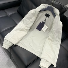 PRADA 普拉达,2026春秋最新品,专柜同步有售,时尚休闲立领夹克外套,进口原版面料,做工极为复杂, PRADA 普拉达,2026春秋最新品,专柜同步有售,时尚休闲立领夹克外套,进口原版面料,做工极为复杂,