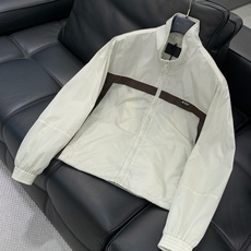 PRADA 普拉达,2026春秋最新品,专柜同步有售,时尚休闲立领夹克外套,进口原版面料,做工极为复杂, PRADA 普拉达,2026春秋最新品,专柜同步有售,时尚休闲立领夹克外套,进口原版面料,做工极为复杂,