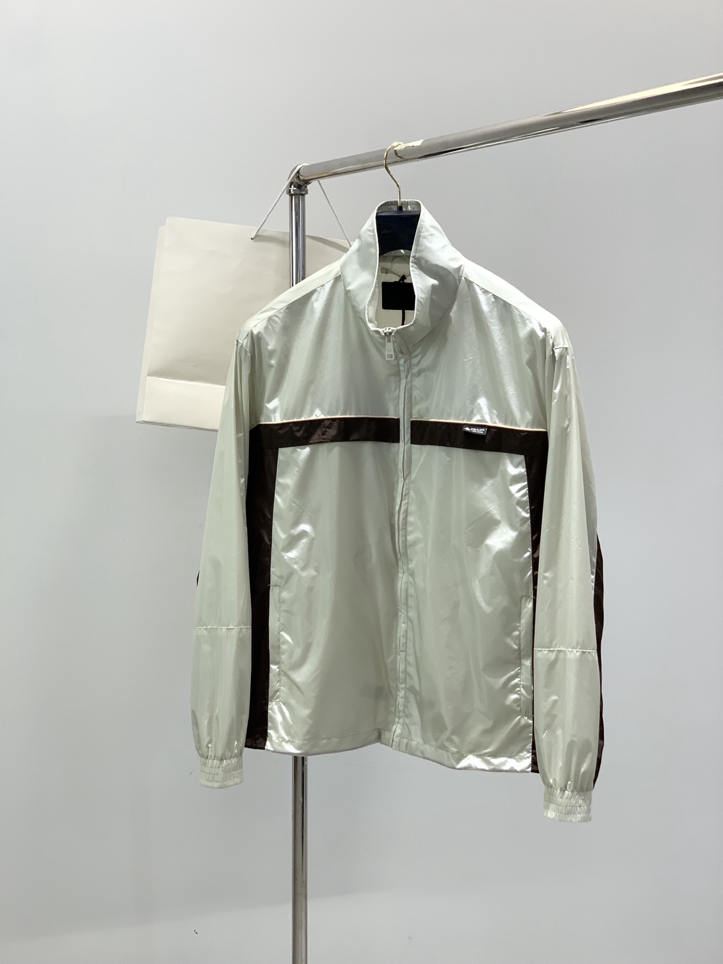 PRADA 普拉达，2026春秋最新品，专柜同步有售，时尚休闲立领夹克外套，进口原版面料，做工极为复杂，